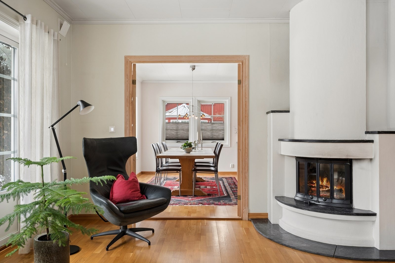 Peisen fungerer som et naturlig blikkfang og sprer behagelig varme gjennom hele etasjen. Galleribilde