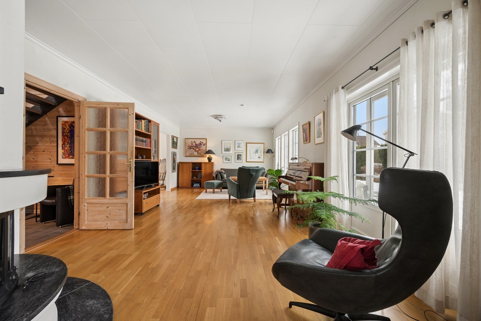 Lys og romslig stue med fleksible møbleringsmuligheter. Galleribilde