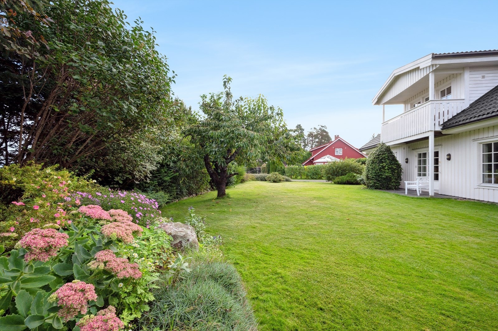 Trivelig hageareal som innbyr til avslapning og hyggelige stunder. Galleribilde