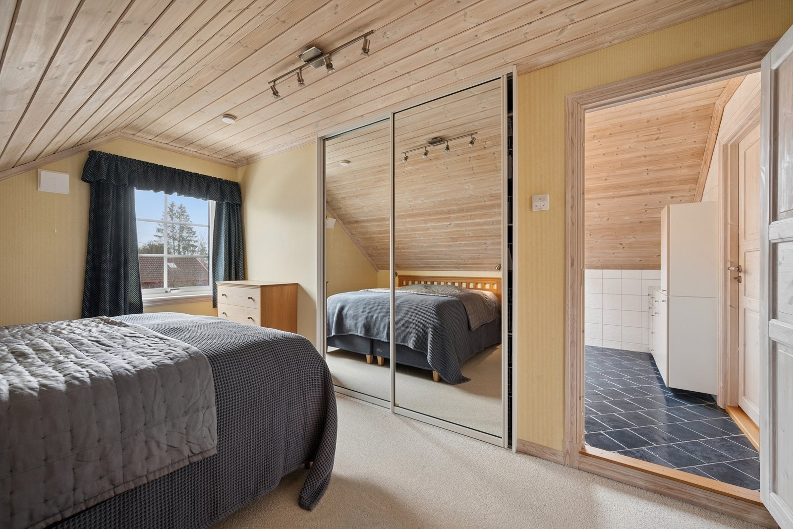 Hovedsoverommet har direkte tilgang til boligens bad. Galleribilde