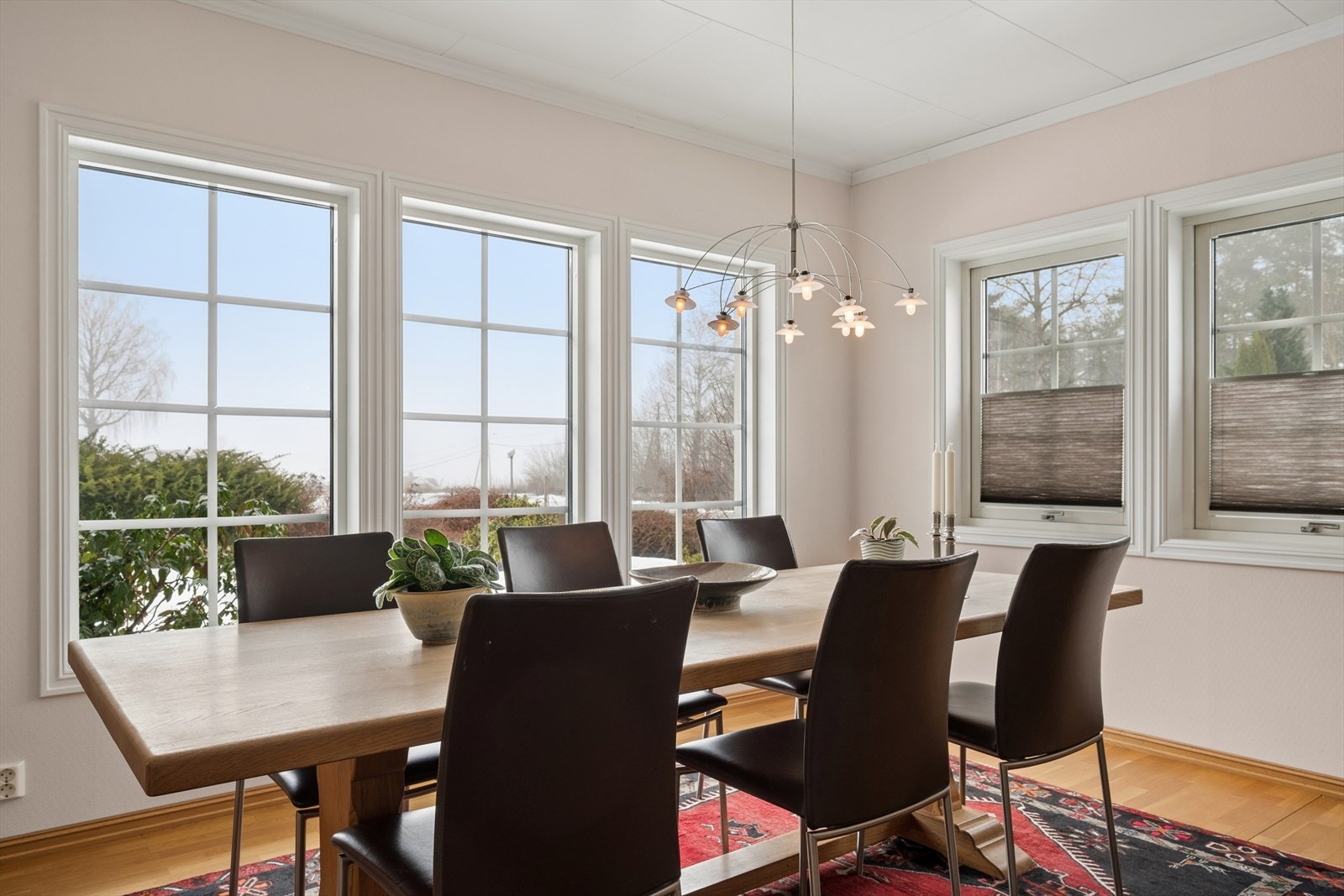 Spisestuen ligger praktisk plassert i tilknytning til kjøkkenet, noe som gir en naturlig flyt i rommet. Galleribilde