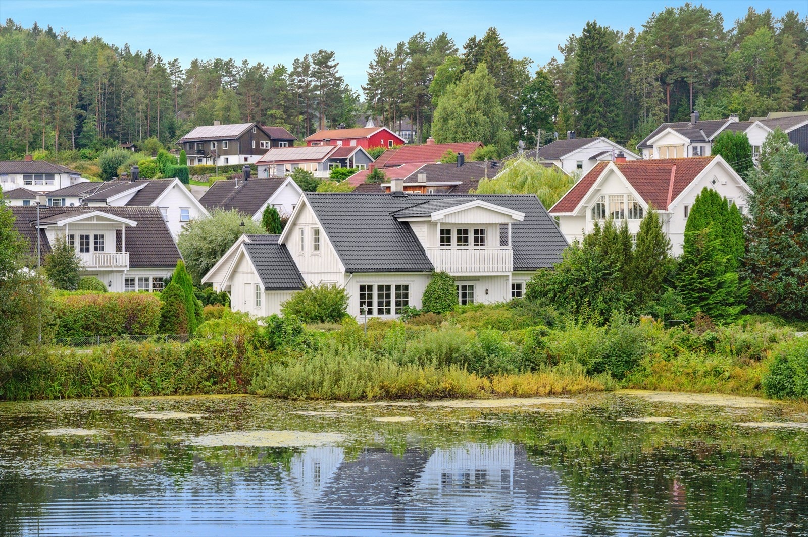 Eiendommen ligger i et rolig og etablert boligområde på Nærsnes, omgitt av eneboliger og småhusbebyggelse, med nærhet til fjorden, kyststier og fine turområder i marka. Galleribilde