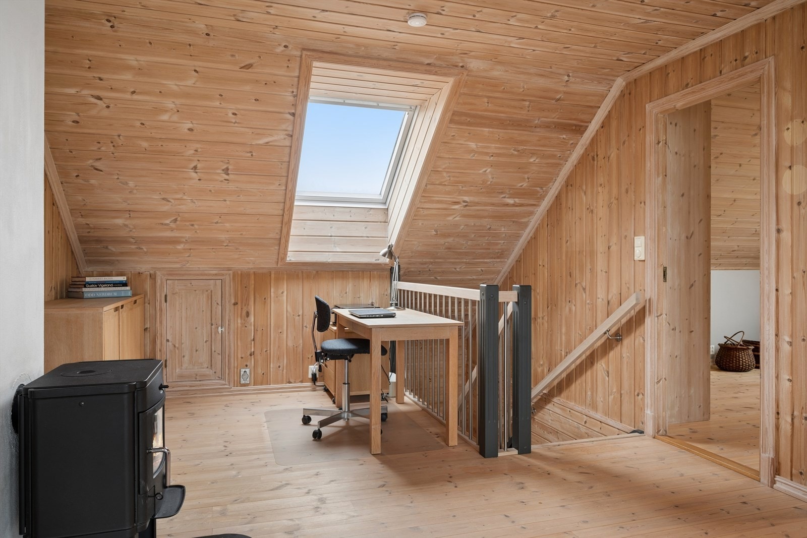 Peisovnen sørger for behagelig varme i oppholdsrommet og videre ut i etasjen. Galleribilde