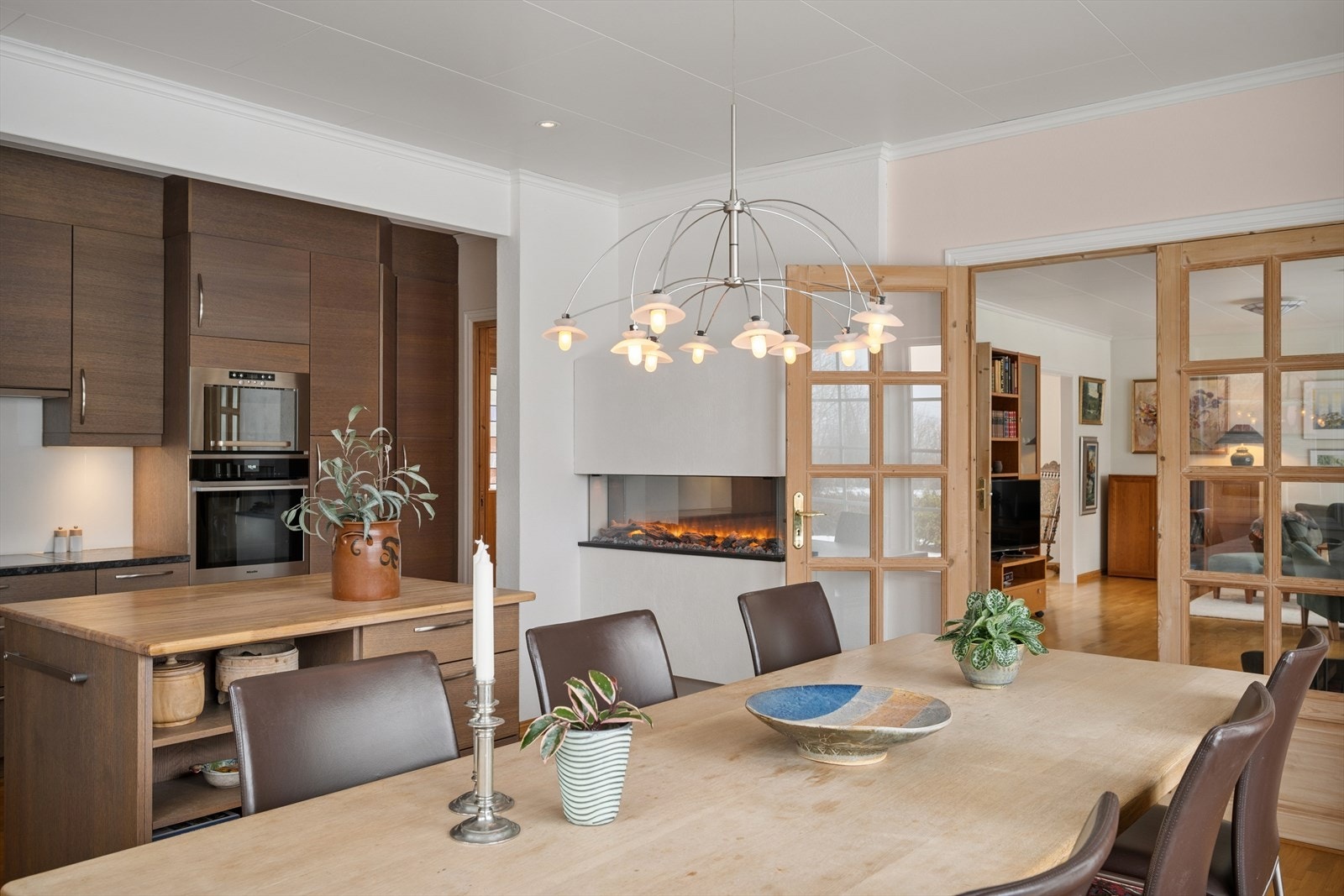 Elektrisk peis ble montert i 2019 og tilfører rommet et fint, stemningsfullt innslag. Galleribilde