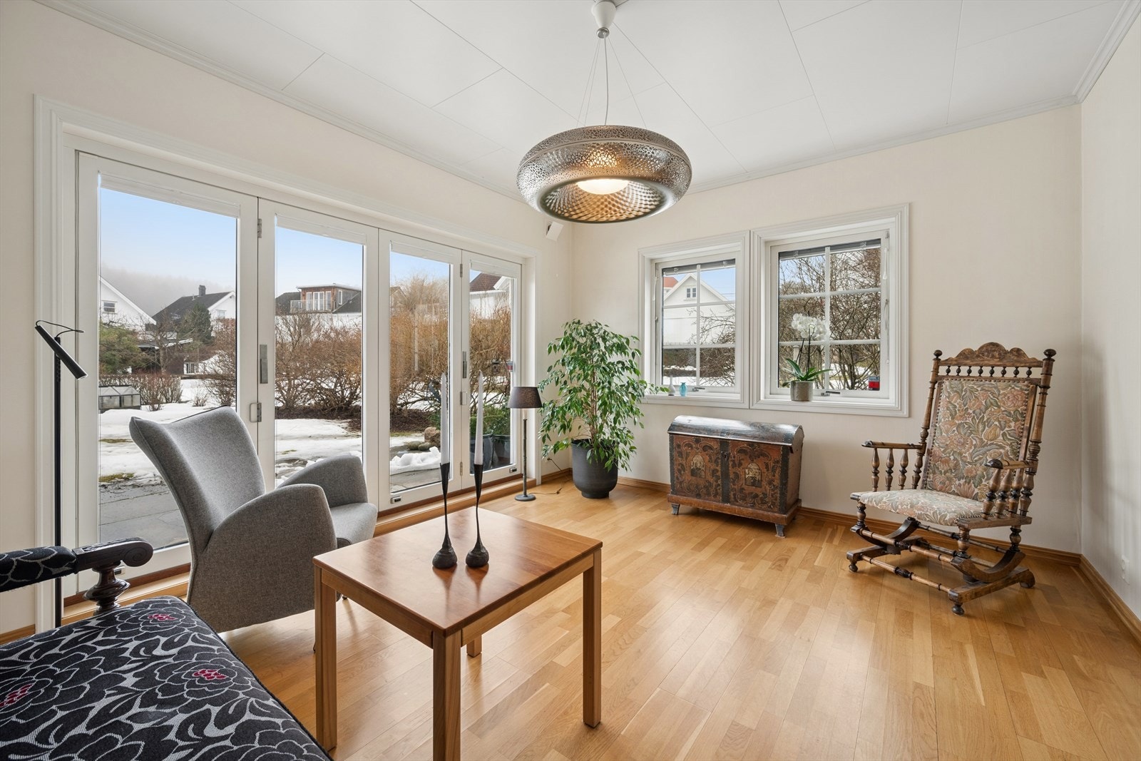 Lyst og luftig oppholdsrom, med direkte tilgang til den koselige uteplassen på forsiden av boligen. Galleribilde