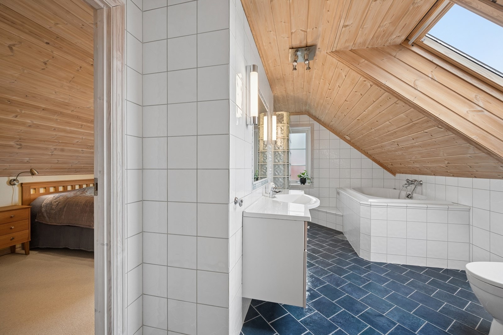 Baderommet er fra byggeåret og har flislagte overflater på gulv og vegger. Galleribilde