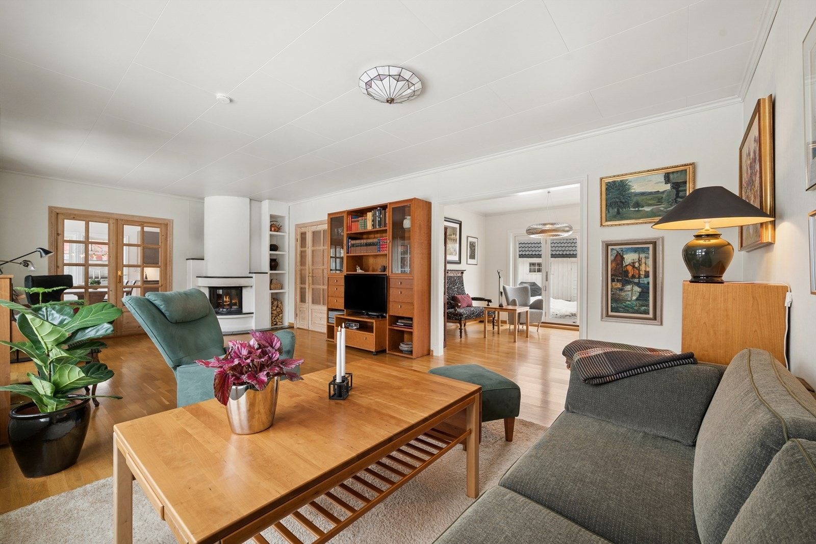 Hyggelig og skjermet stueareal lenger inn i rommet. Galleribilde