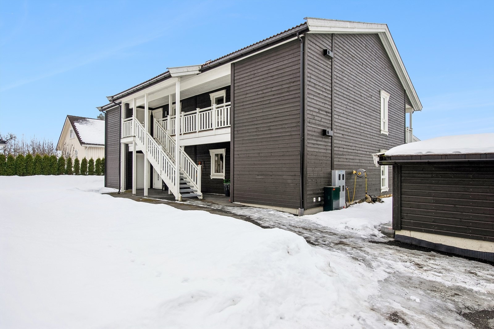 Eiendommen ligger i et rolig og etablert nabolag som oppleves som svært trygt. Galleribilde