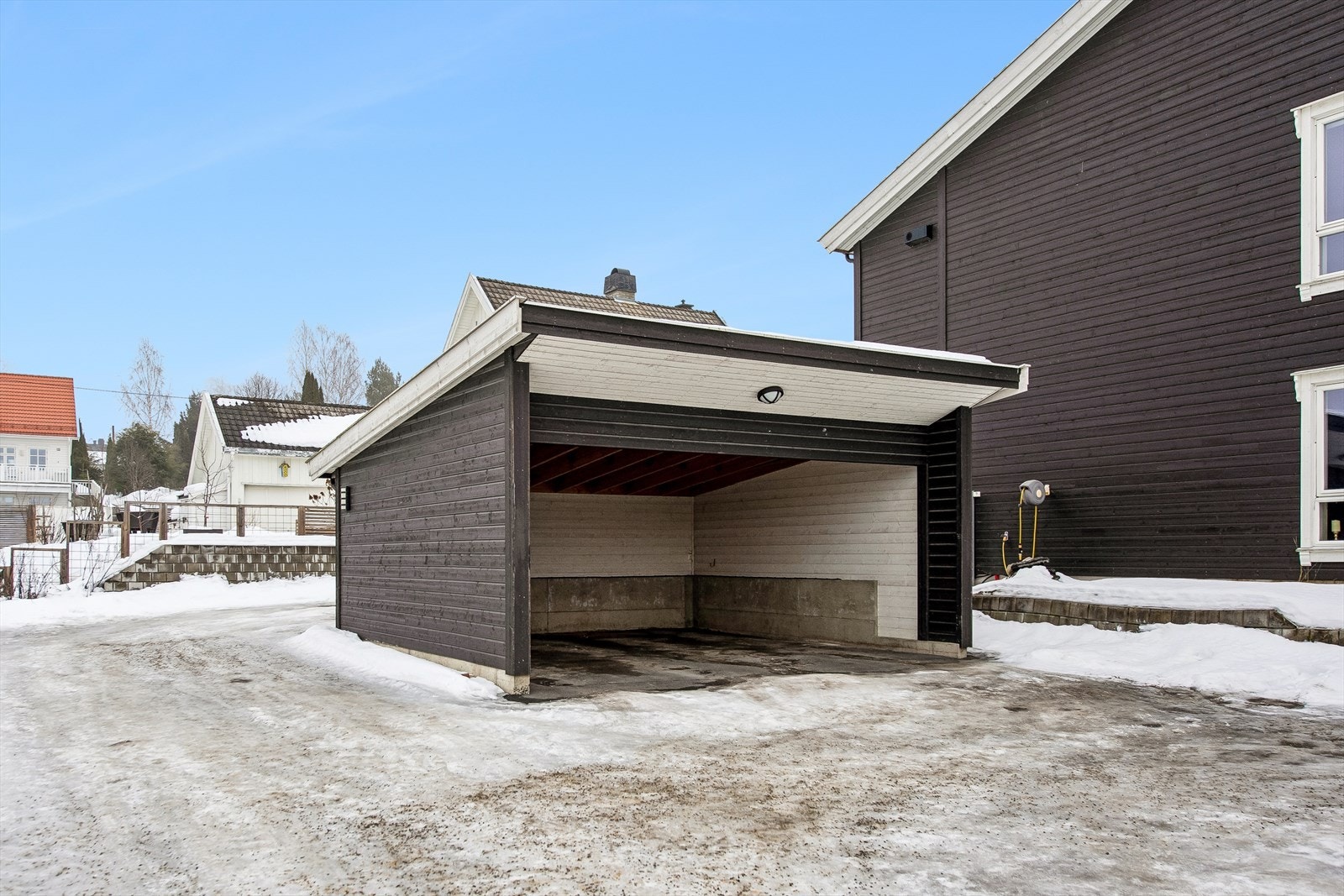 Det medfølger en fast biloppstillingsplass i felles carportanlegg. Galleribilde