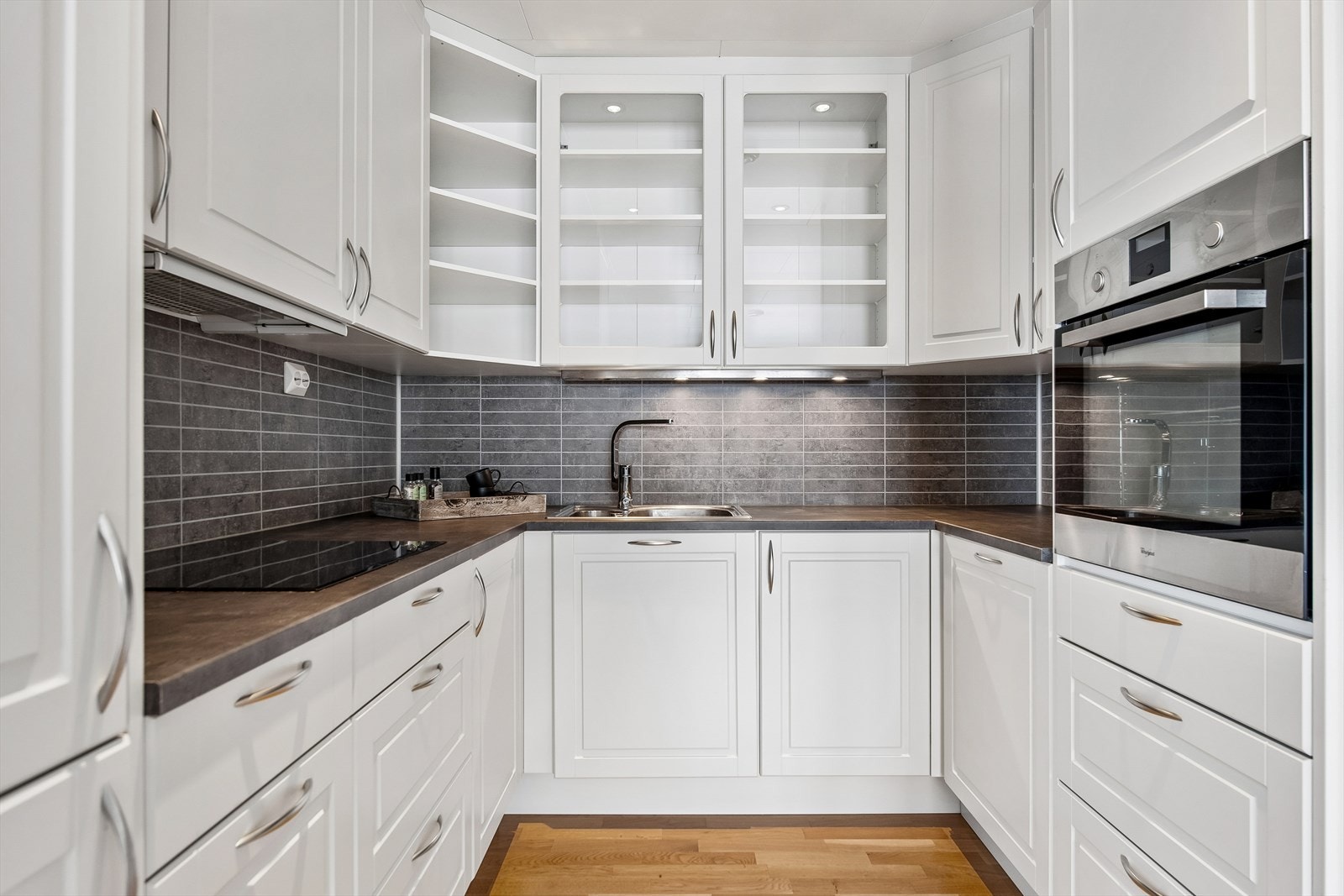 Moderne kjøkken med profilerte fronter og integrerte hvitevarer. Galleribilde