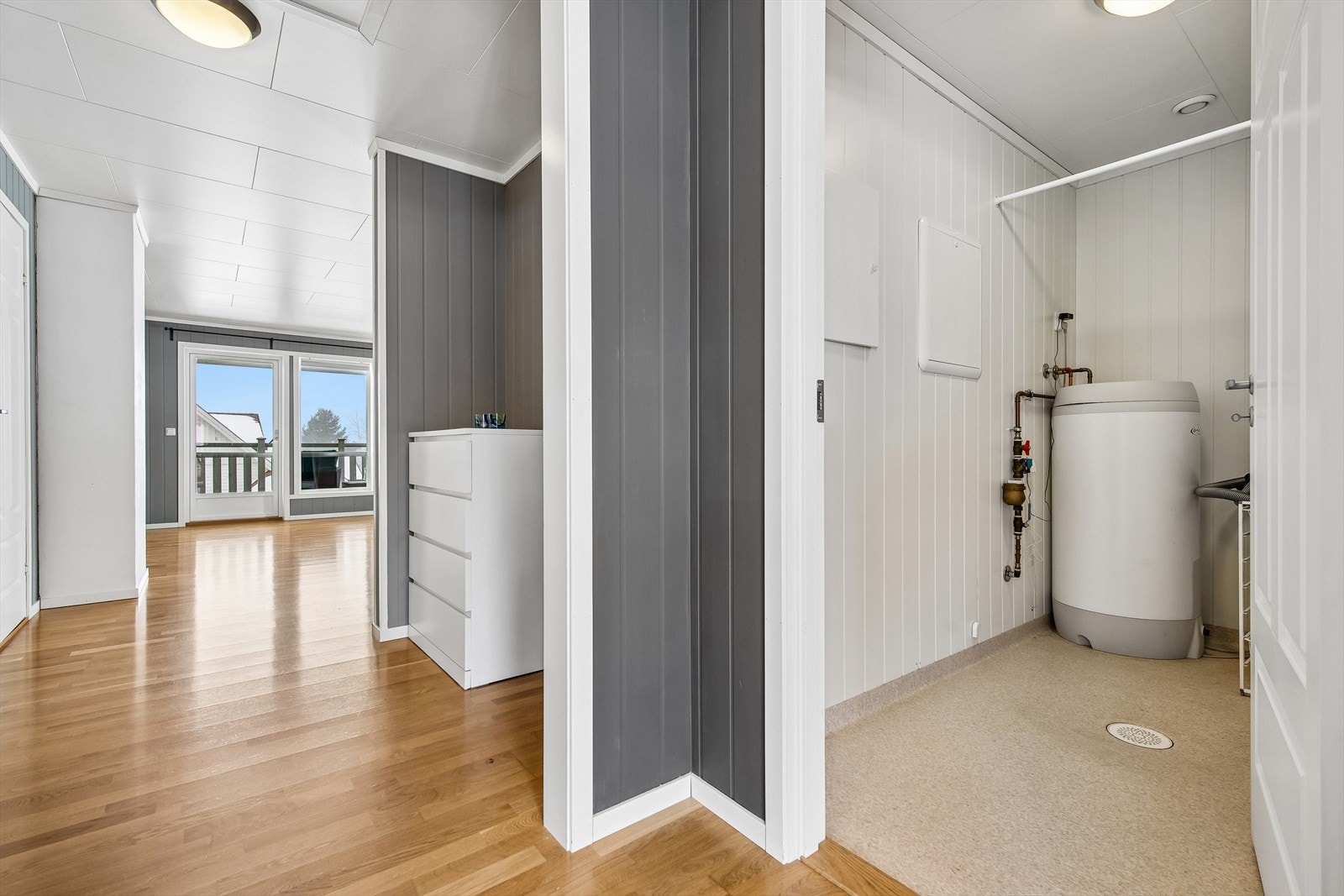 Praktisk teknisk rom/bod med sentralstøvsuger og varmtvannstank på ca. 200 liter. Galleribilde