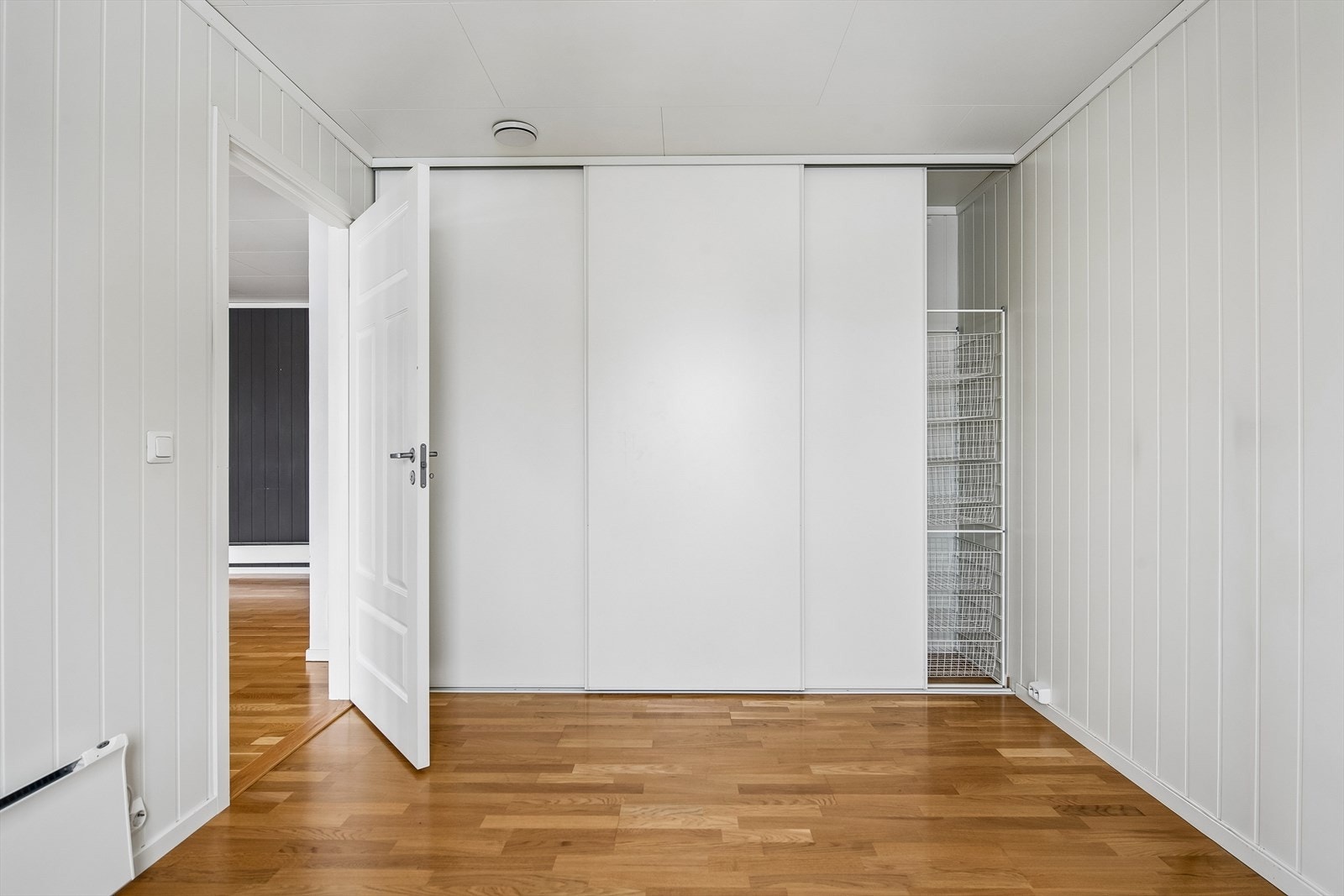 Rommet har en praktisk garderobeløsning med god oppbevaringsplass. Galleribilde