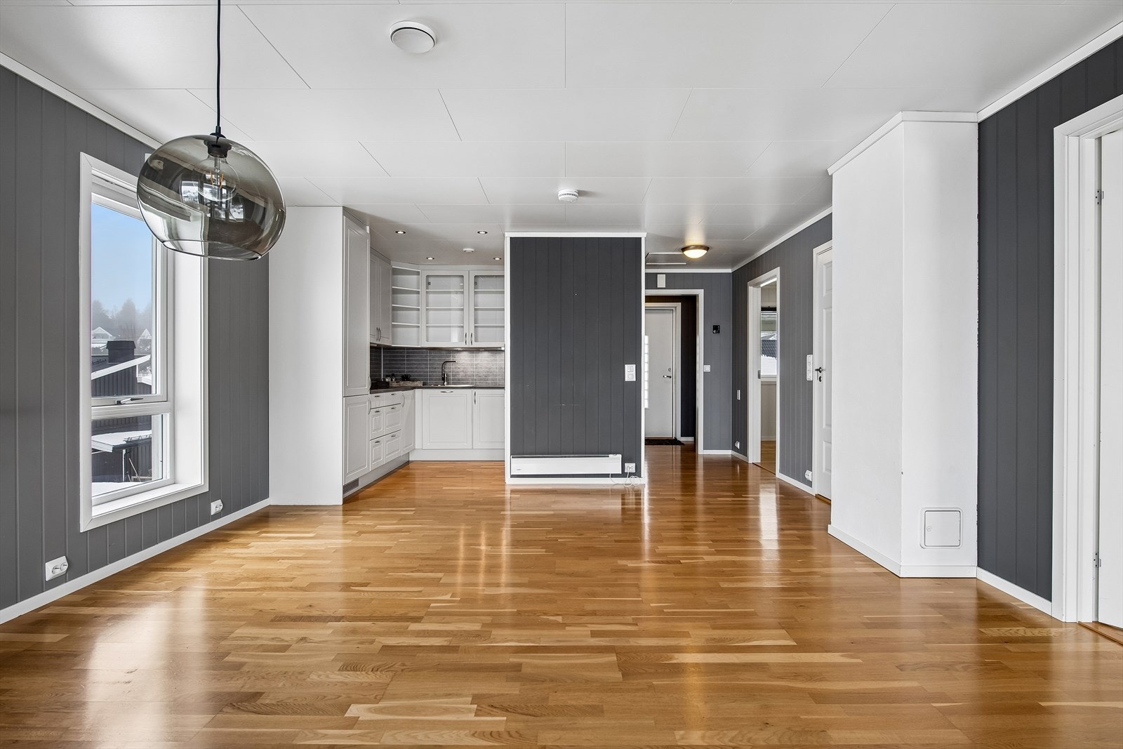 Den åpne løsningen mellom stue og kjøkken skaper en sosial og luftig atmosfære. Galleribilde