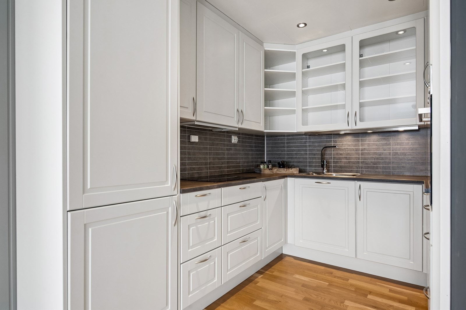 Kjøkkenet er utstyrt med komfyrvakt og vannstoppsystem for økt trygghet. Galleribilde