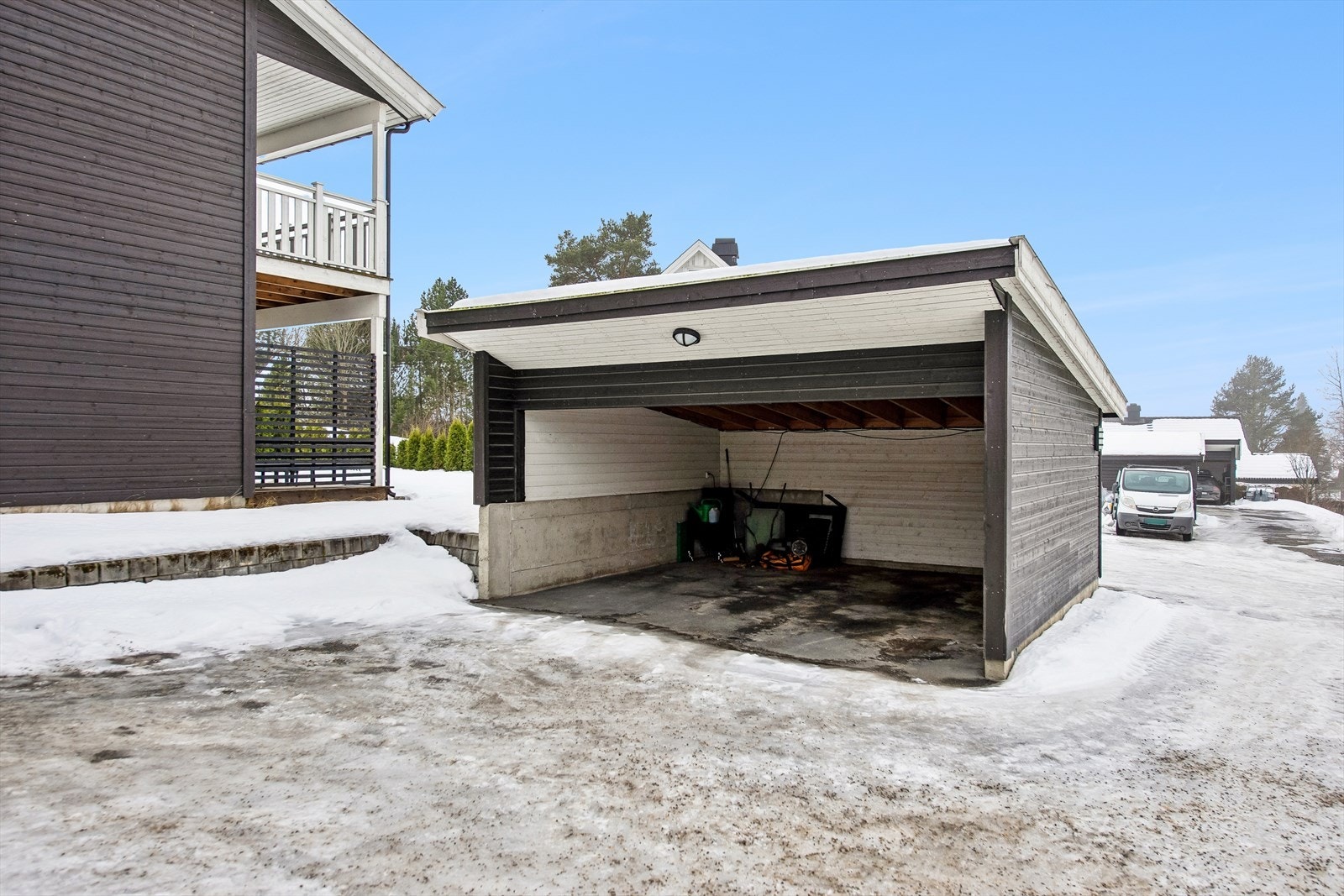 I tilknytning til carporten finnes også en praktisk, utvendig bod på 5 m². Galleribilde