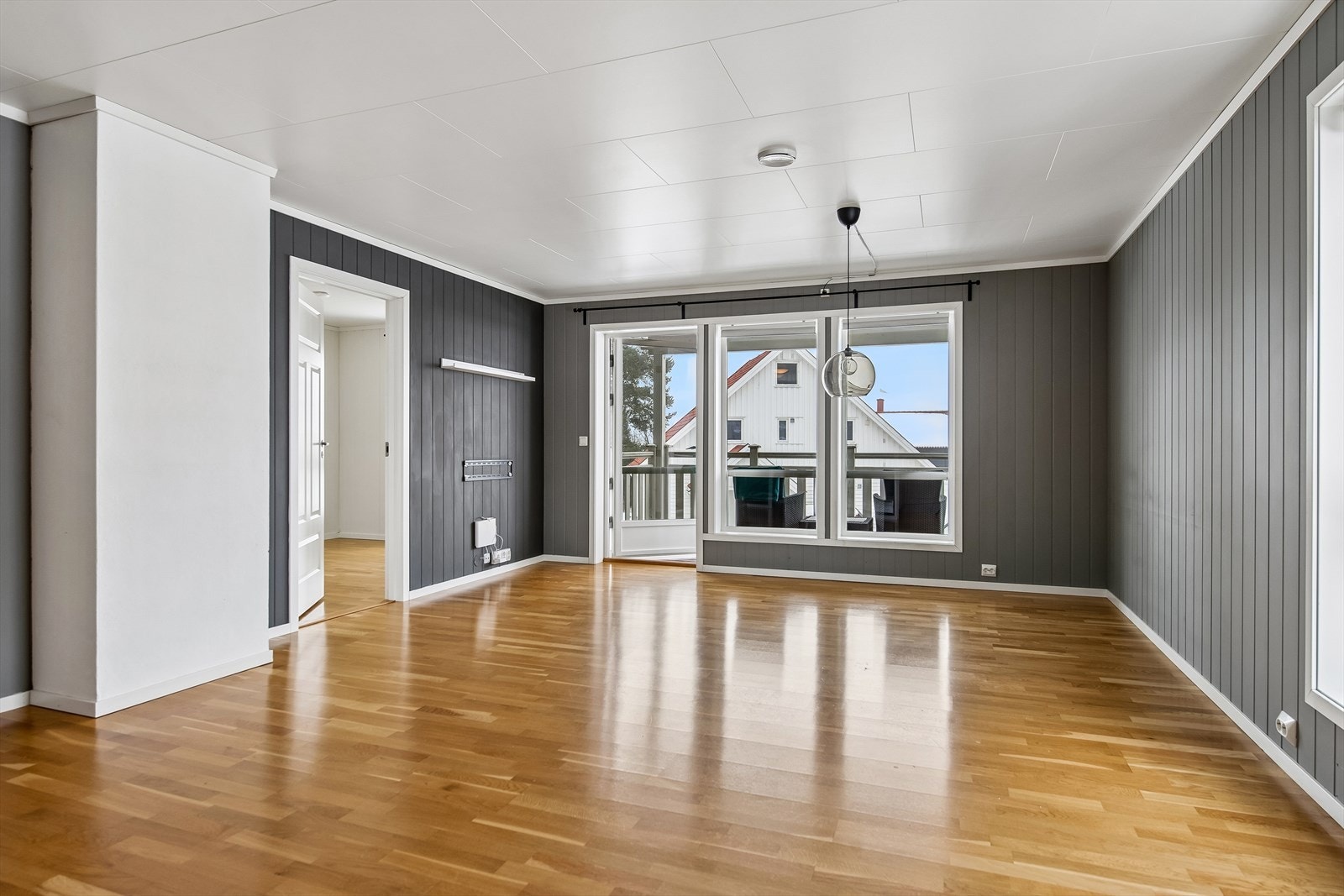 Store vindusflater og terrassedør gir rikelig med lys og enkel tilgang til uteplassen. Galleribilde