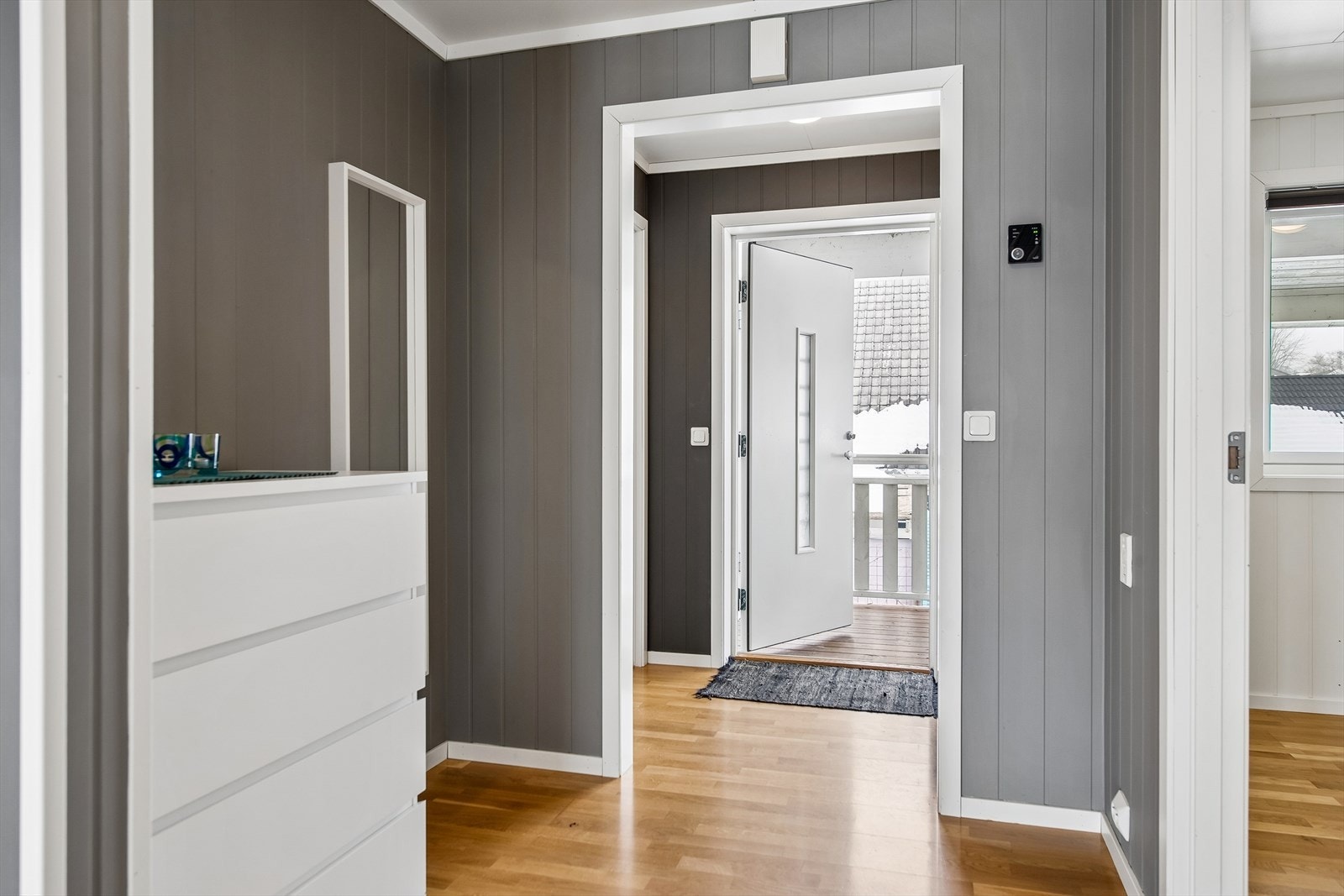 En lys og innbydende gang ønsker deg velkommen inn i boligen. Galleribilde