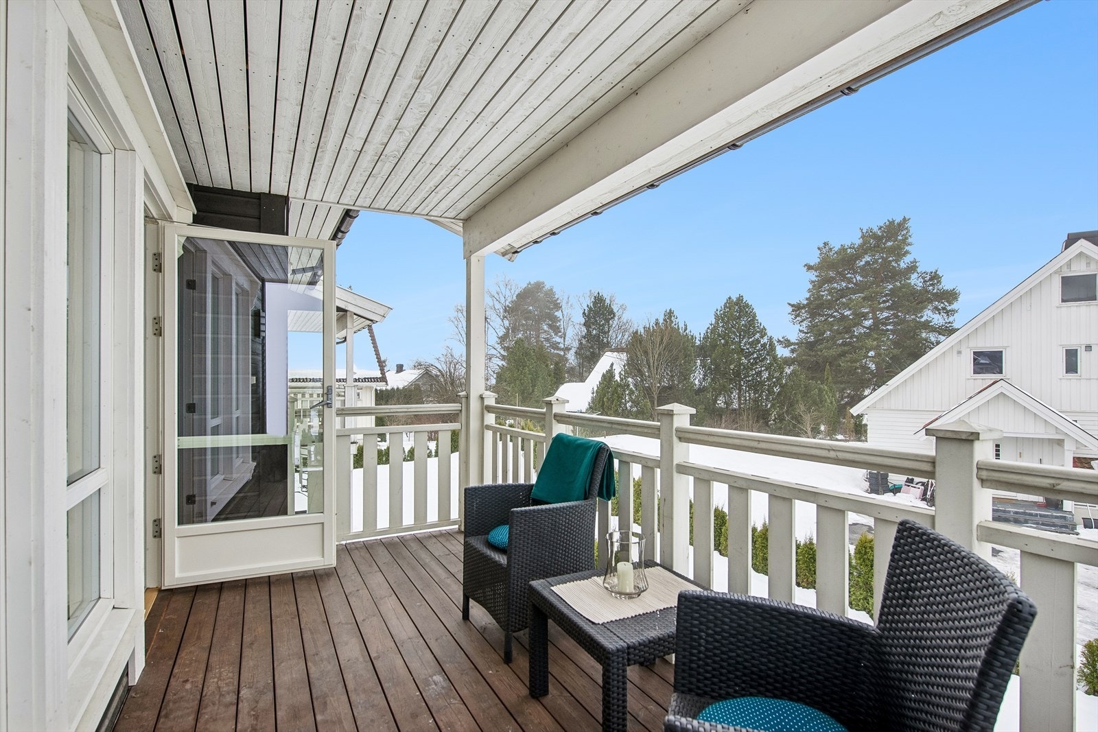 Fra stuen er det utgang til en romslig og delvis overbygget veranda på 16 m². Galleribilde