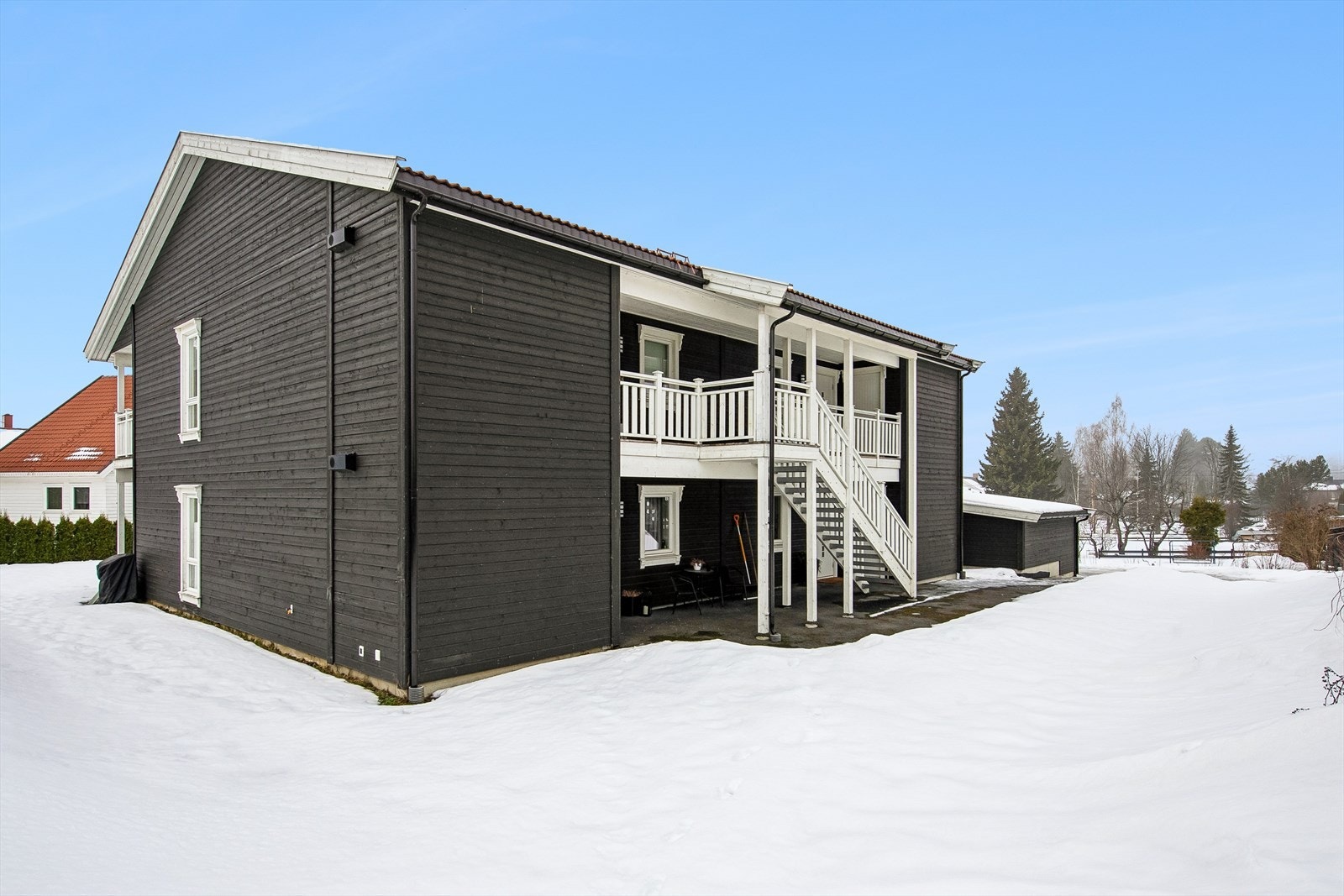 Felles tomt med grøntarealer og asfalterte adkomstveier. Galleribilde