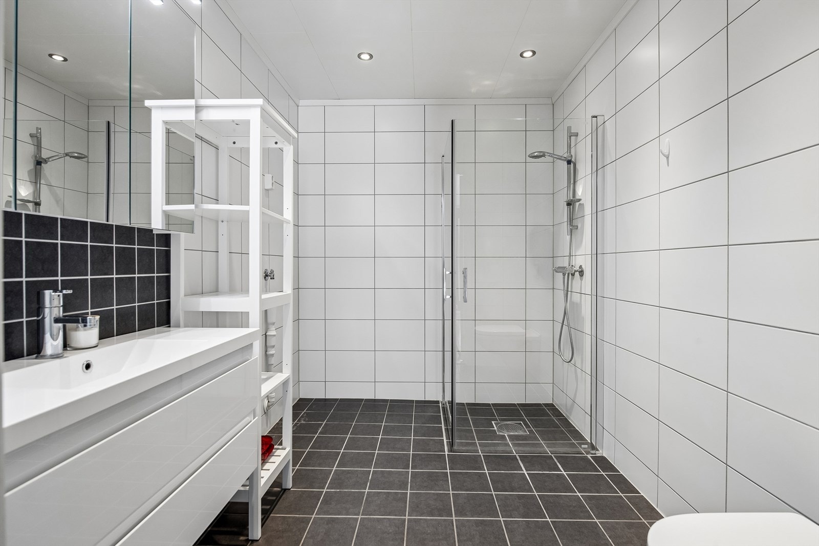 Flislagt bad med elektriske varmekabler i gulvet for god komfort. Galleribilde