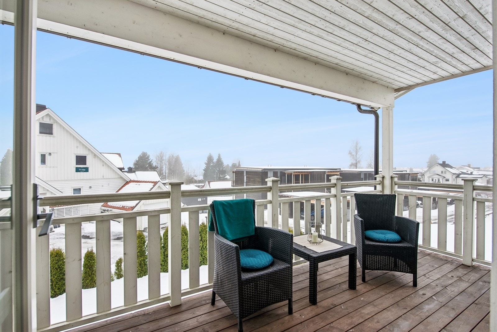 Verandaen gir en fin forlengelse av stuen og har god plass til en sittegruppe. Galleribilde