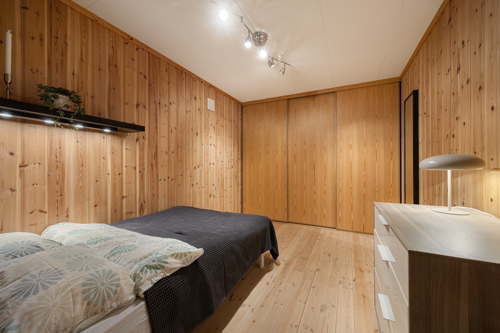 Innerst i kjellerstuen er det lagringsplass i en innebygd skyvedørsgarderobe langs den ene veggen Galleribilde