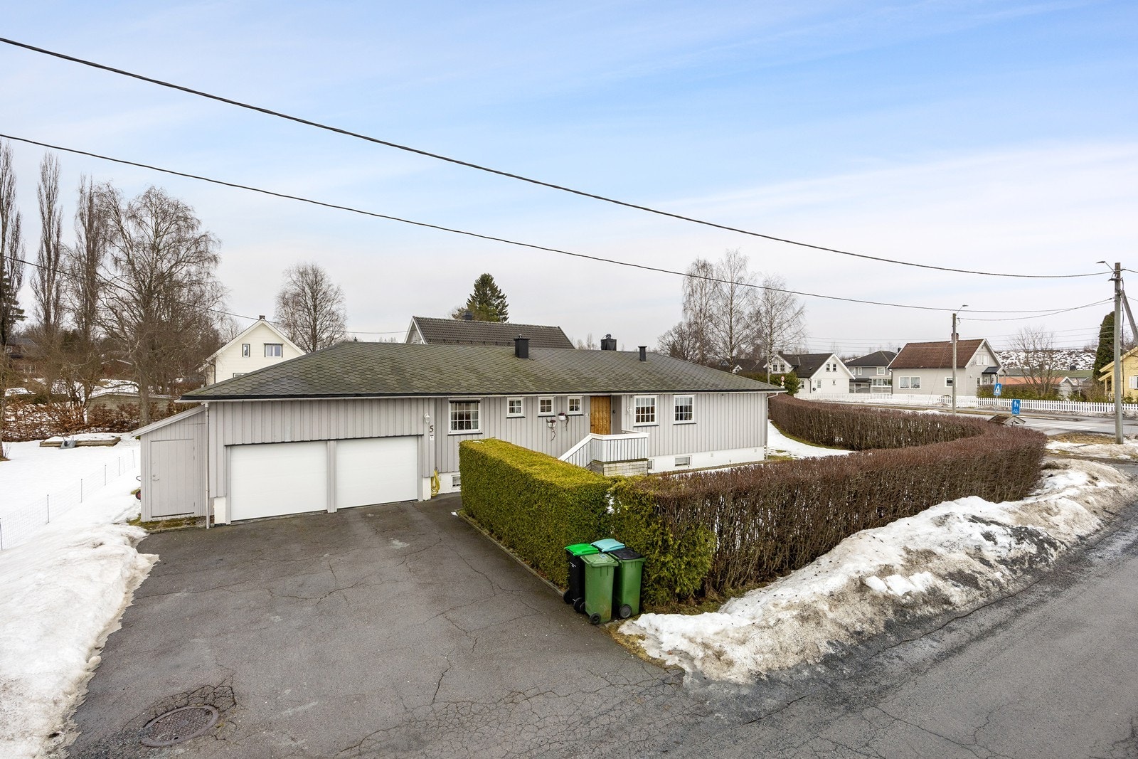 Det er gode parkeringsmuligheter i en integrert dobbelgarasje og på asfaltert gårdsplass Galleribilde