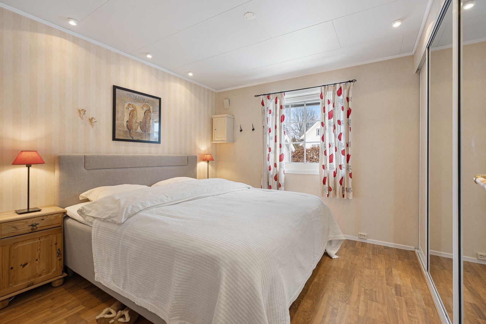 Hovedsoverommet har downlights, parkettgulv og god plass dobbeltseng. Langs den ene veggen er det en plassbygd skyvedørsgarderobe med speilfronter Galleribilde