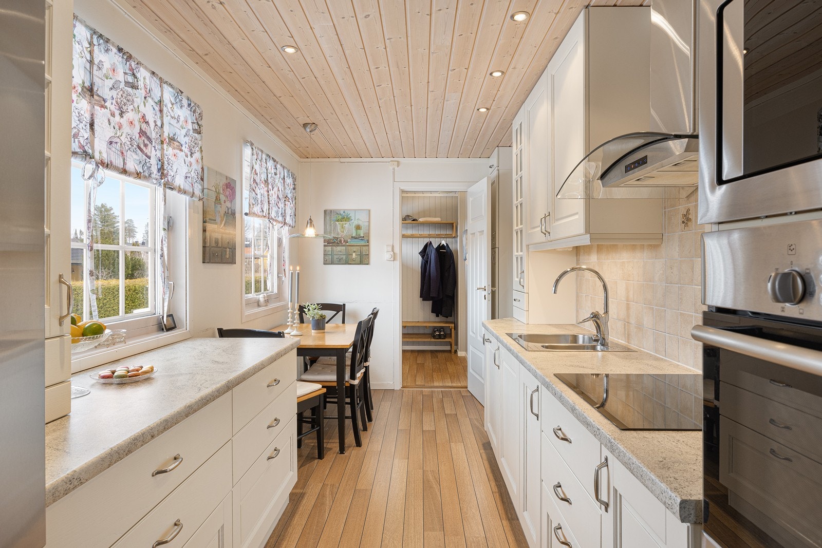 Kjøkkenet er lyst, trivelig og funksjonelt, med adkomst fra både stuen og entreen. Om ønskelig er det rom for en hyggelig, liten spiseplass Galleribilde