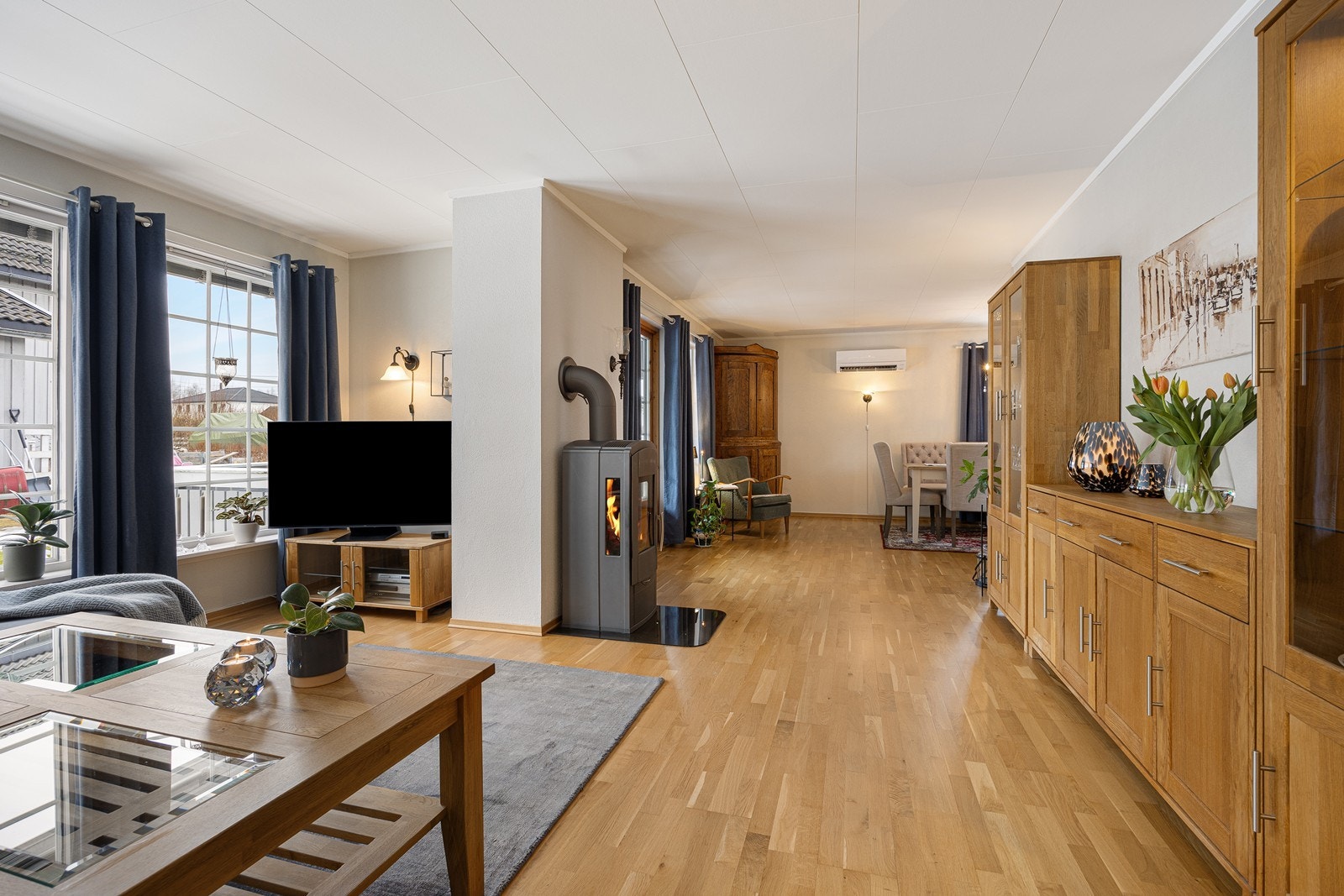 Stuen er romslig og innbydende, med adskilte soner og fint lysinnslipp fra to sider Galleribilde