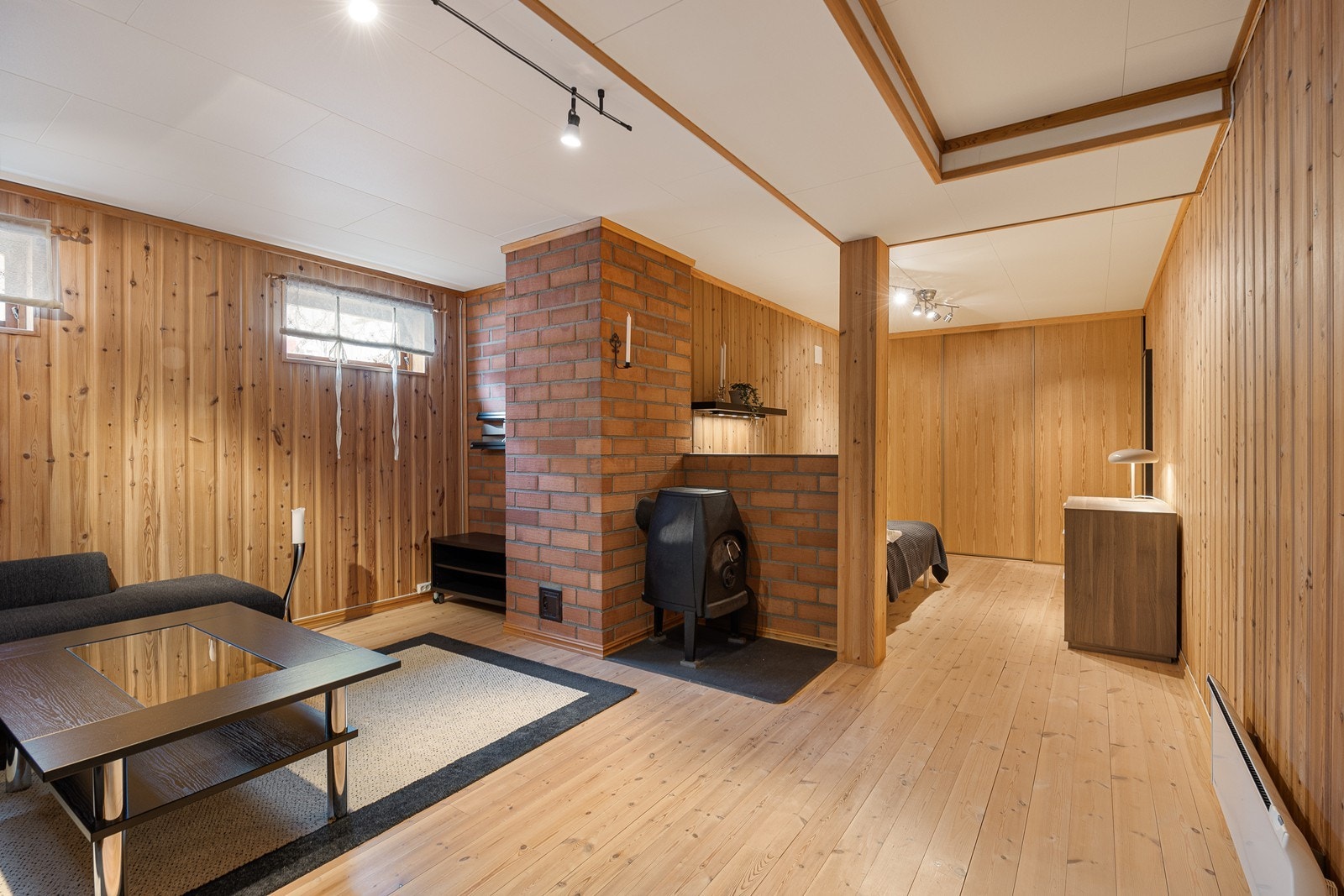 I kjelleretasjen har boligen en kjærkommen stue for familien, et ekstra oppholdsrom til lek, vennebesøk og avslapning Galleribilde