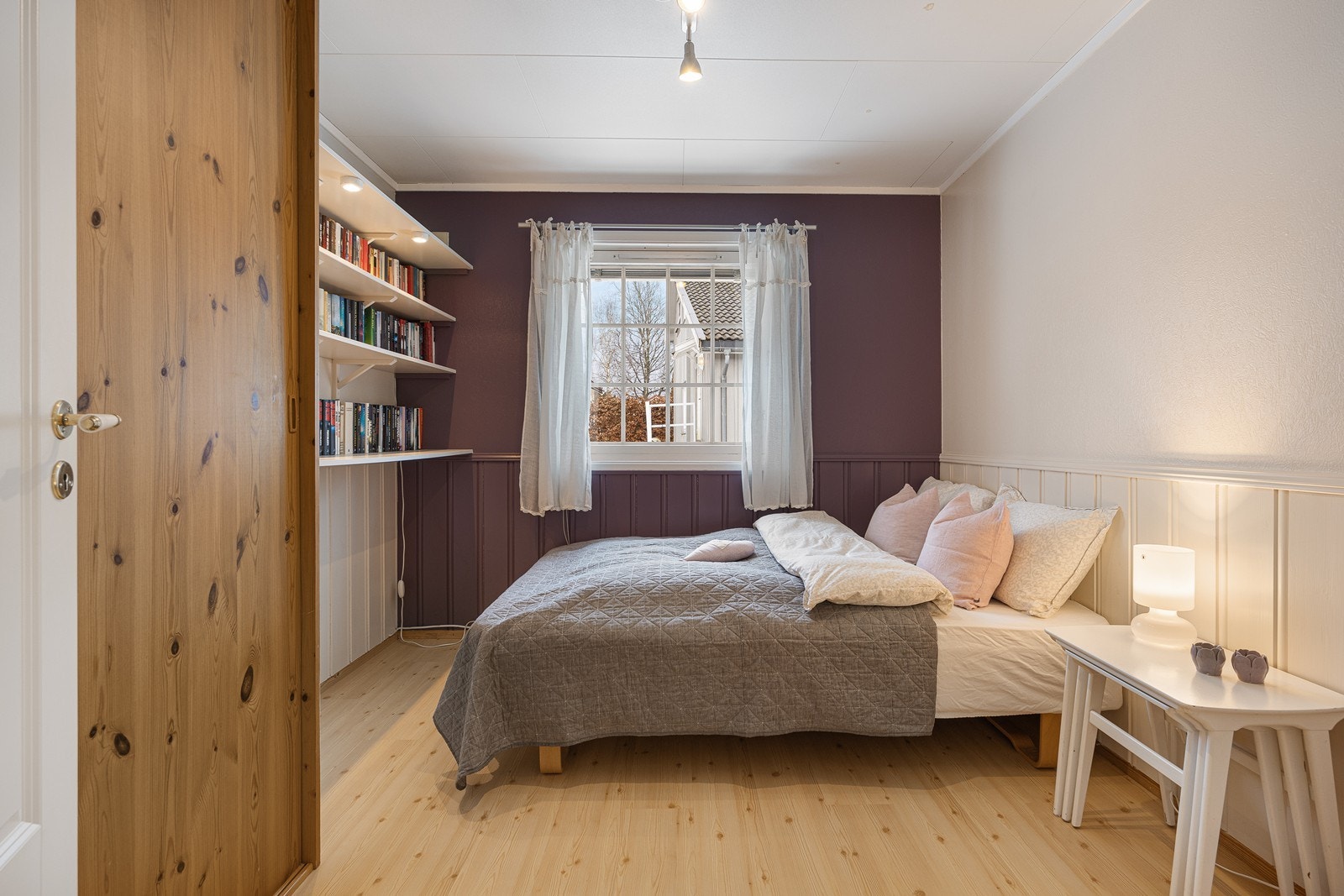 Soverom 2 har også garderobeskap Galleribilde