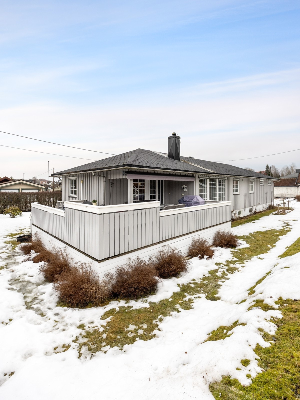 Omgivelsene er barnevennlige med kort gangavstand til buss, butikker, barneskole, idrettsanlegg, m.m. Galleribilde