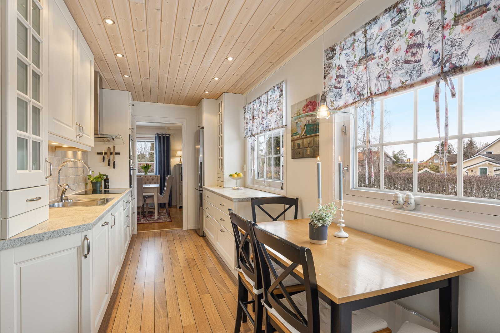 To parallelle seksjoner gir god skapplass, fine arbeidsflater og høy brukervennlighet Galleribilde