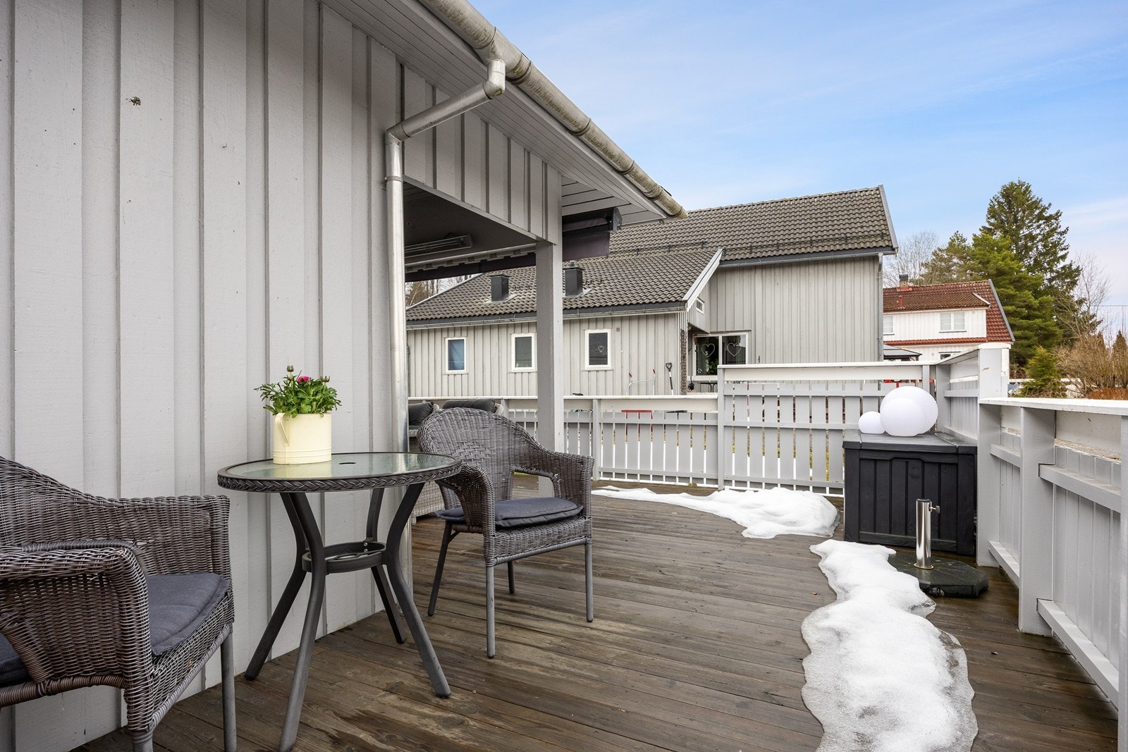 Størrelsen gir flere soner til ulikt bruk, og uterommet innbyr til stille stunder så vel som lange, sosiale kvelder i godt lag Galleribilde