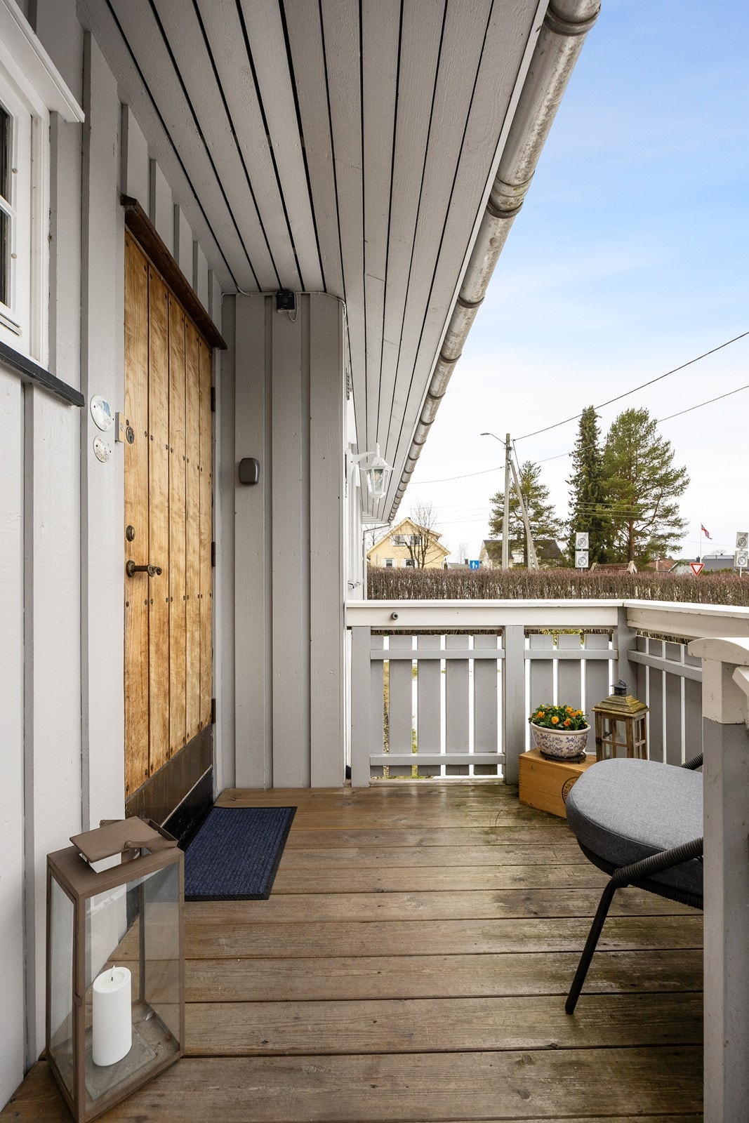 Ytterdøren er overbygd, og inngangspartiet har plass til en benk eller et koselig kafésett Galleribilde