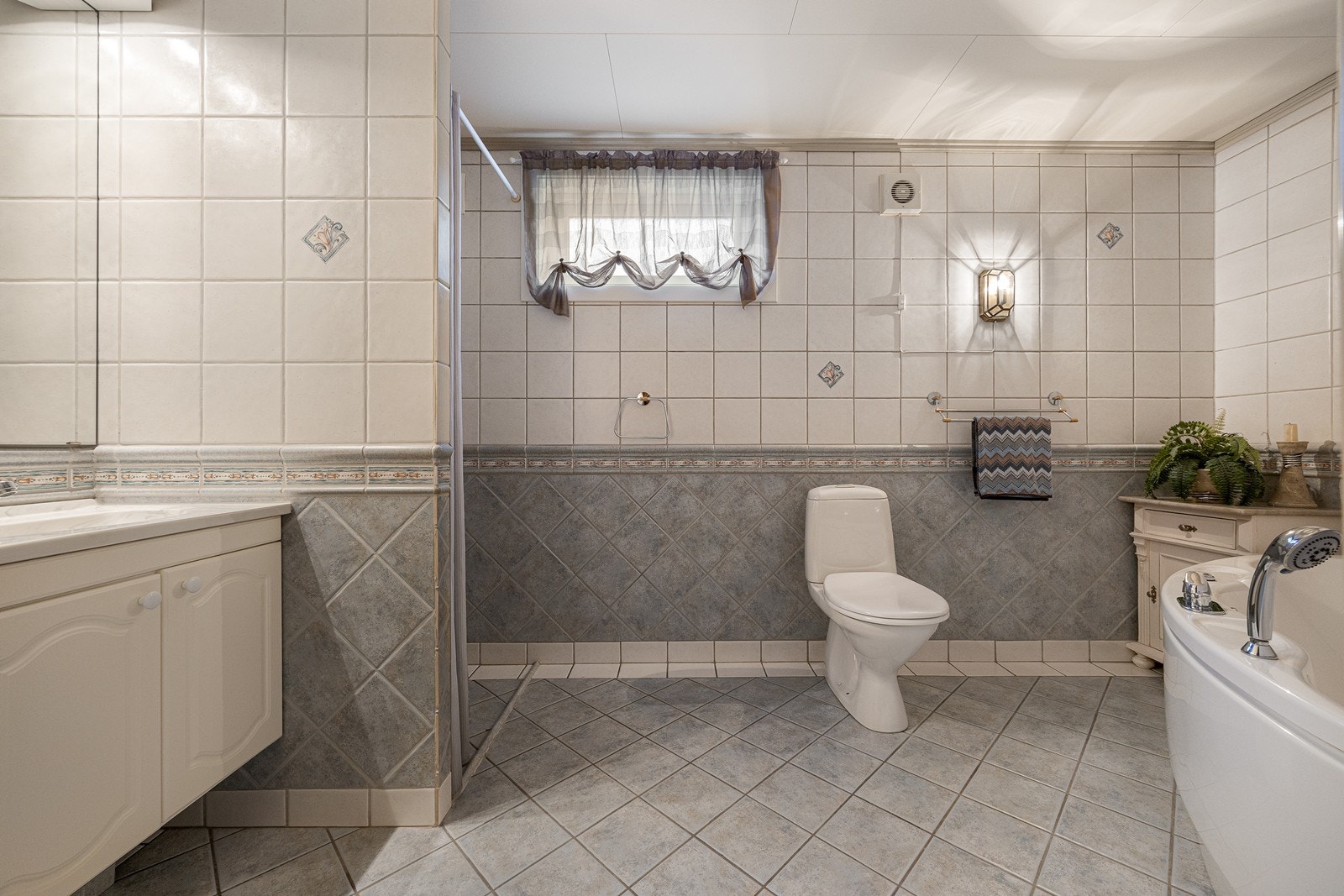 Badet i kjelleren er helfliset med gulvvarme Galleribilde