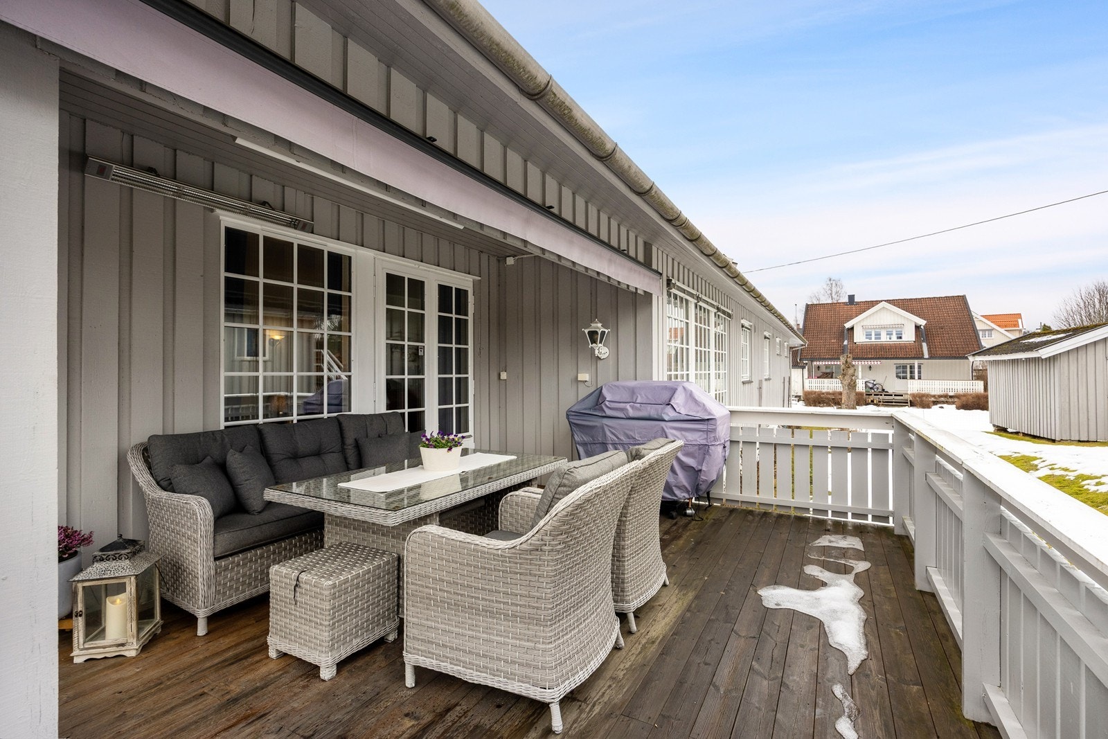 Belysning er montert, og terrassen har utestikk, markise og trapp til hagen Galleribilde