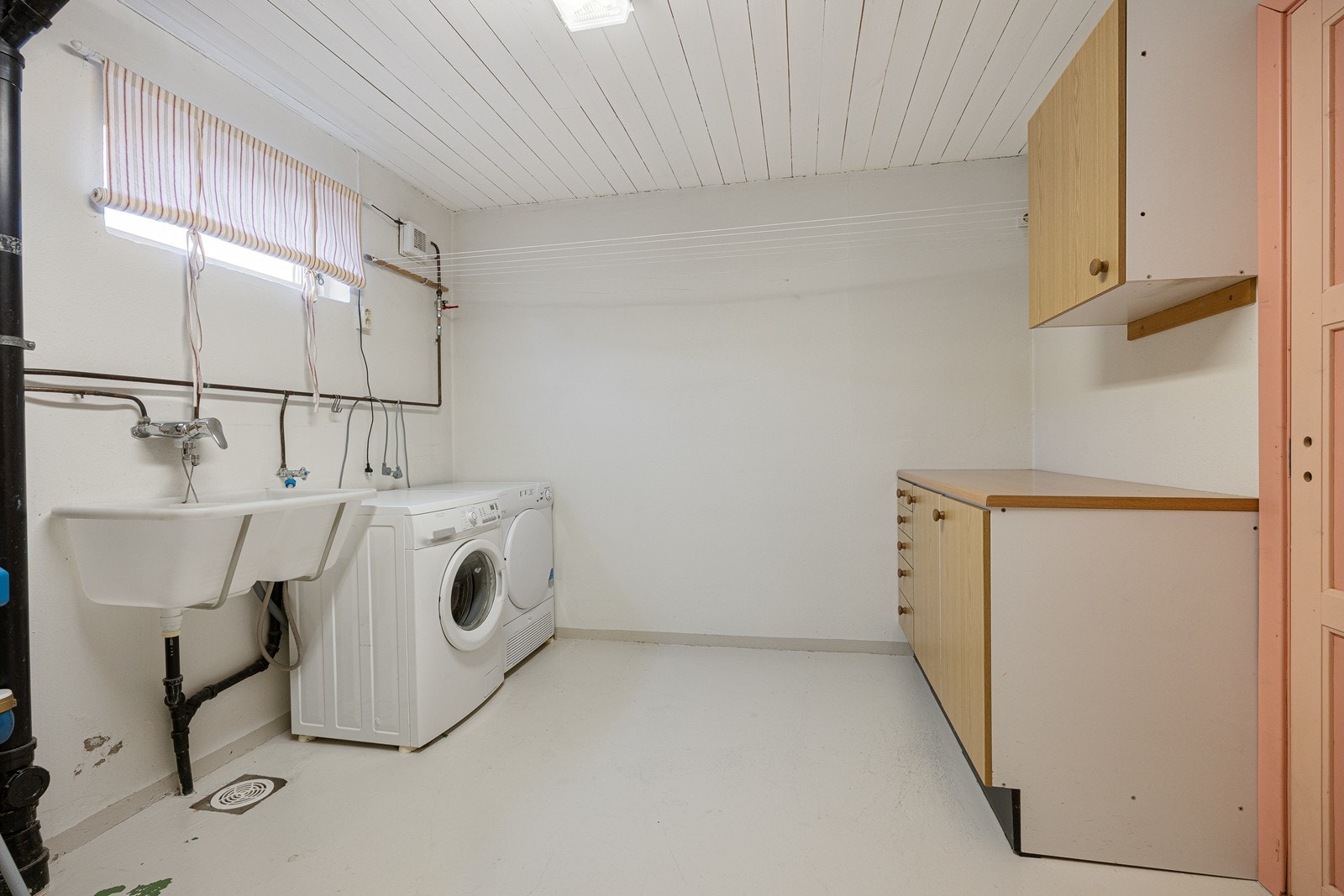 På vaskerommet er det utslagsvask, elektrisk vifte og en skapseksjon med tilhørende overskap Galleribilde