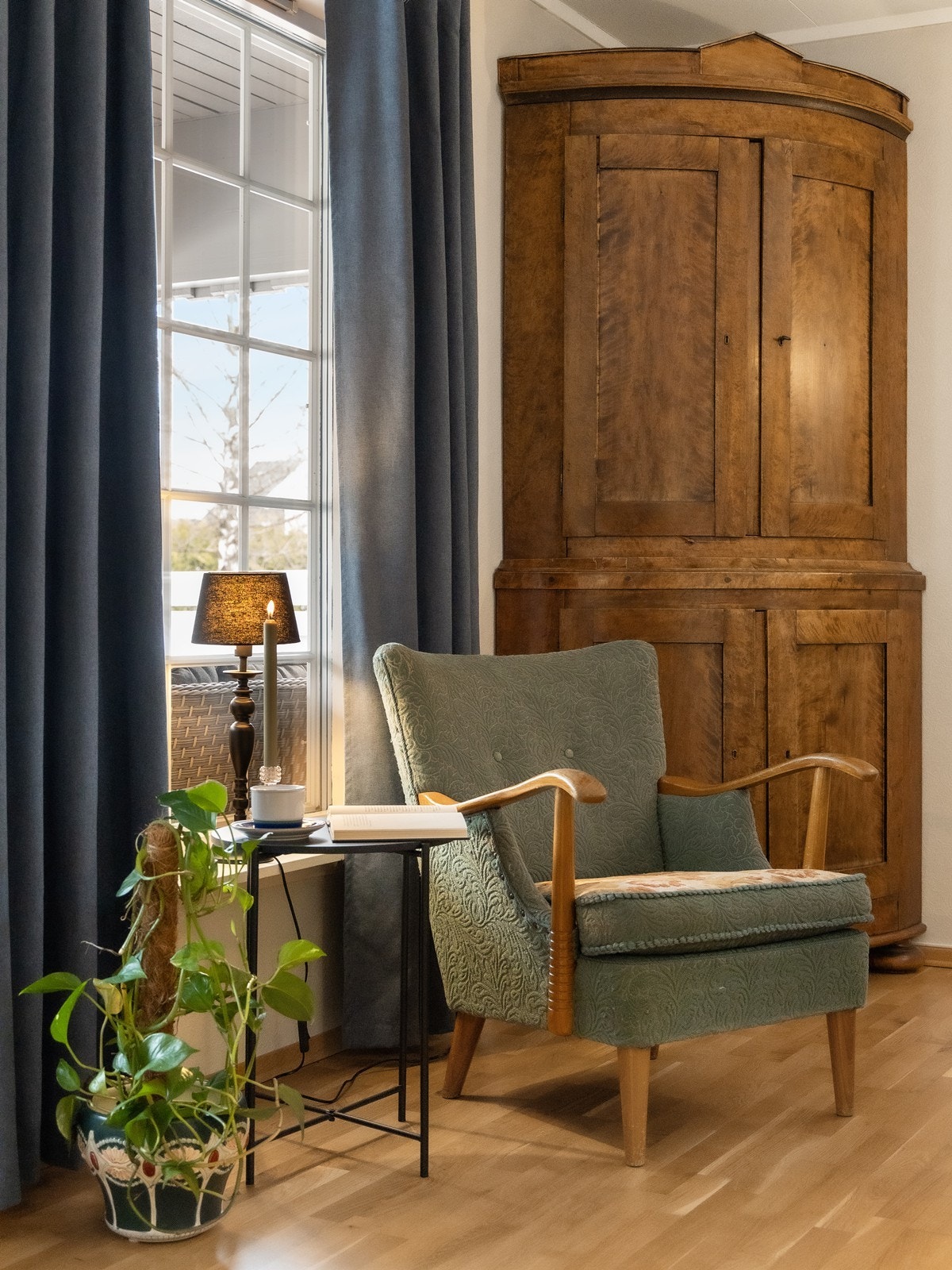 Parkett på gulvet kombineres med lyse vegger Galleribilde