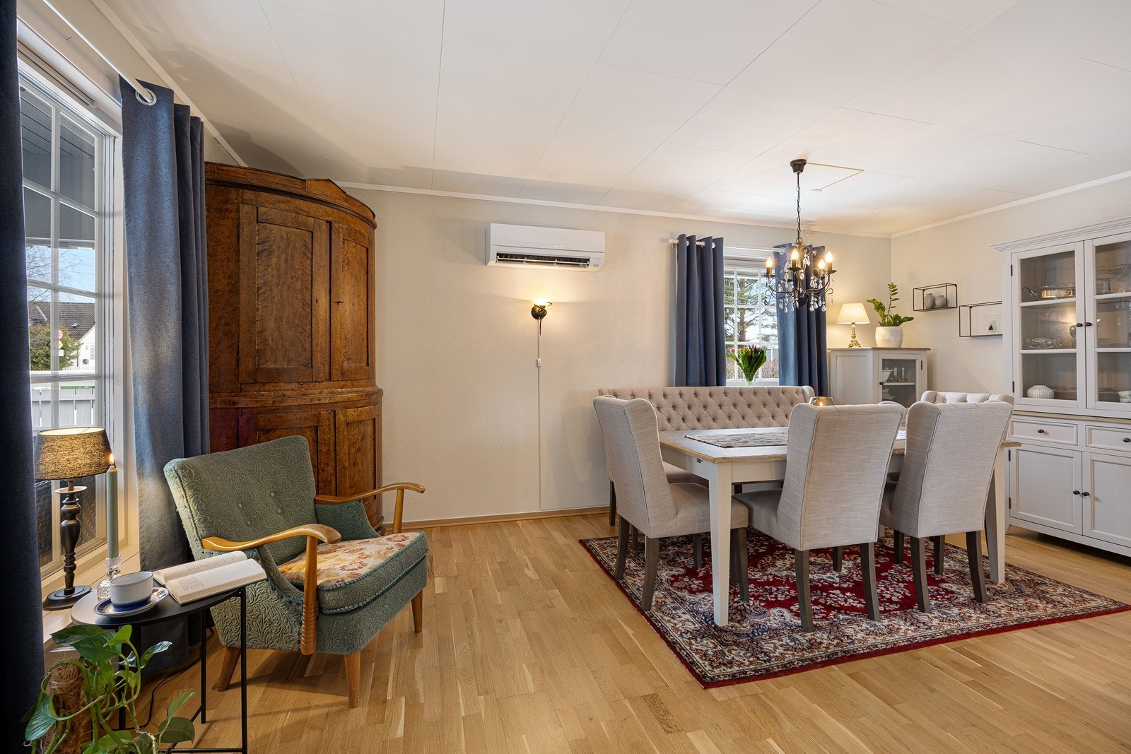 Utenfor kjøkkenet passer det utmerket å innrede med langbord for hyggelige måltider Galleribilde