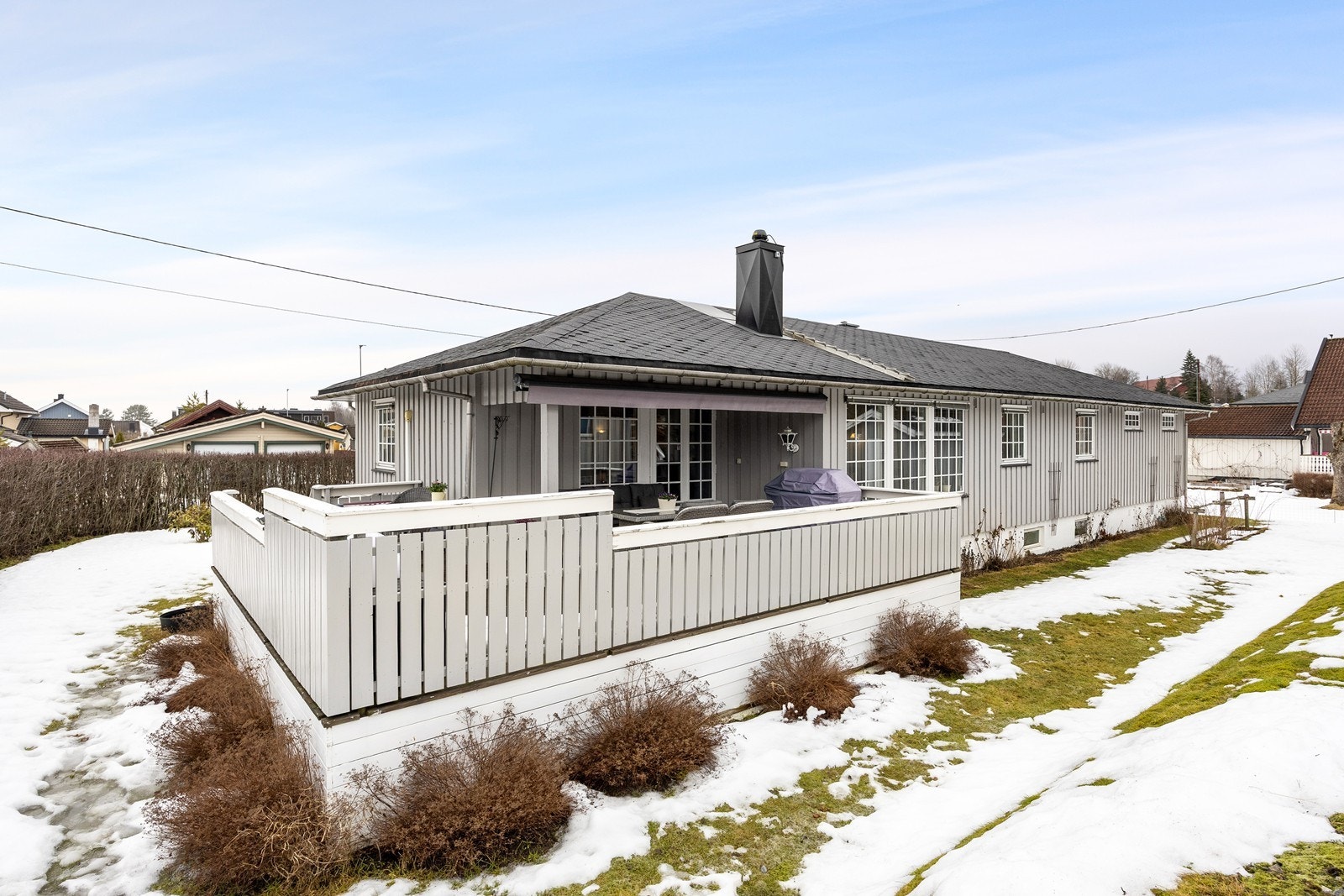 Fra stuen er det utgang til en delvis overbygd hjørneterrasse på ca. 30 kvm Galleribilde