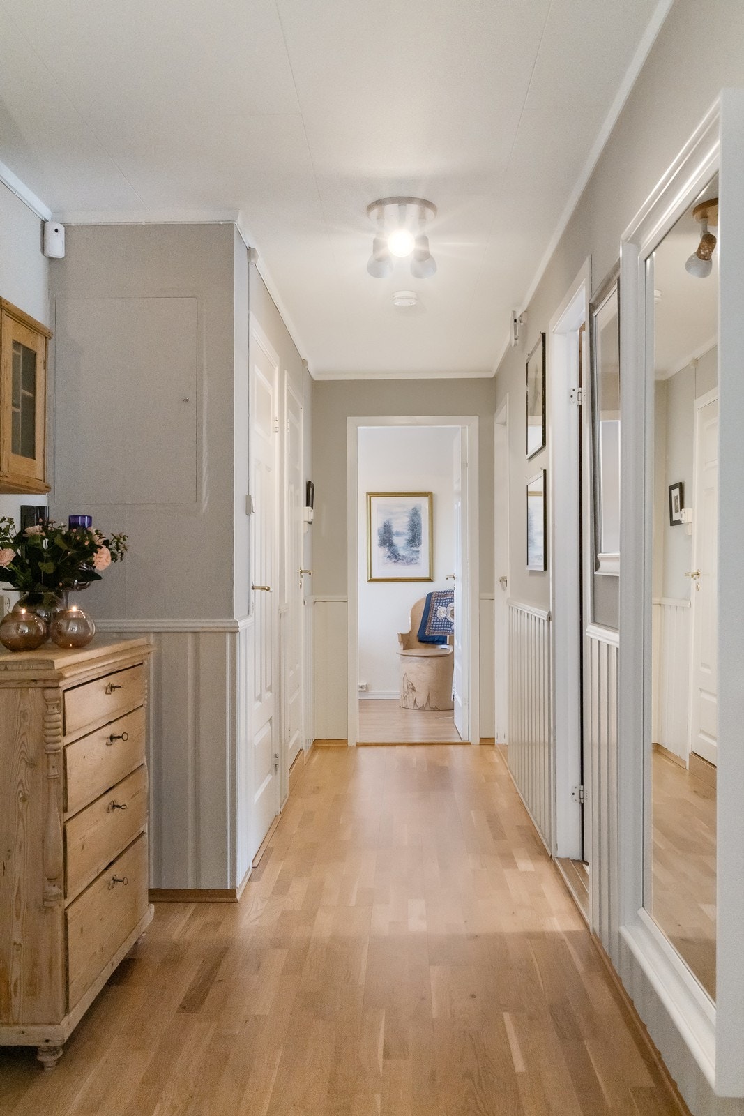 Gang i 1. etasje. Tre soverom er samlet i 1. etasje, meget praktisk hvis man har små barn Galleribilde