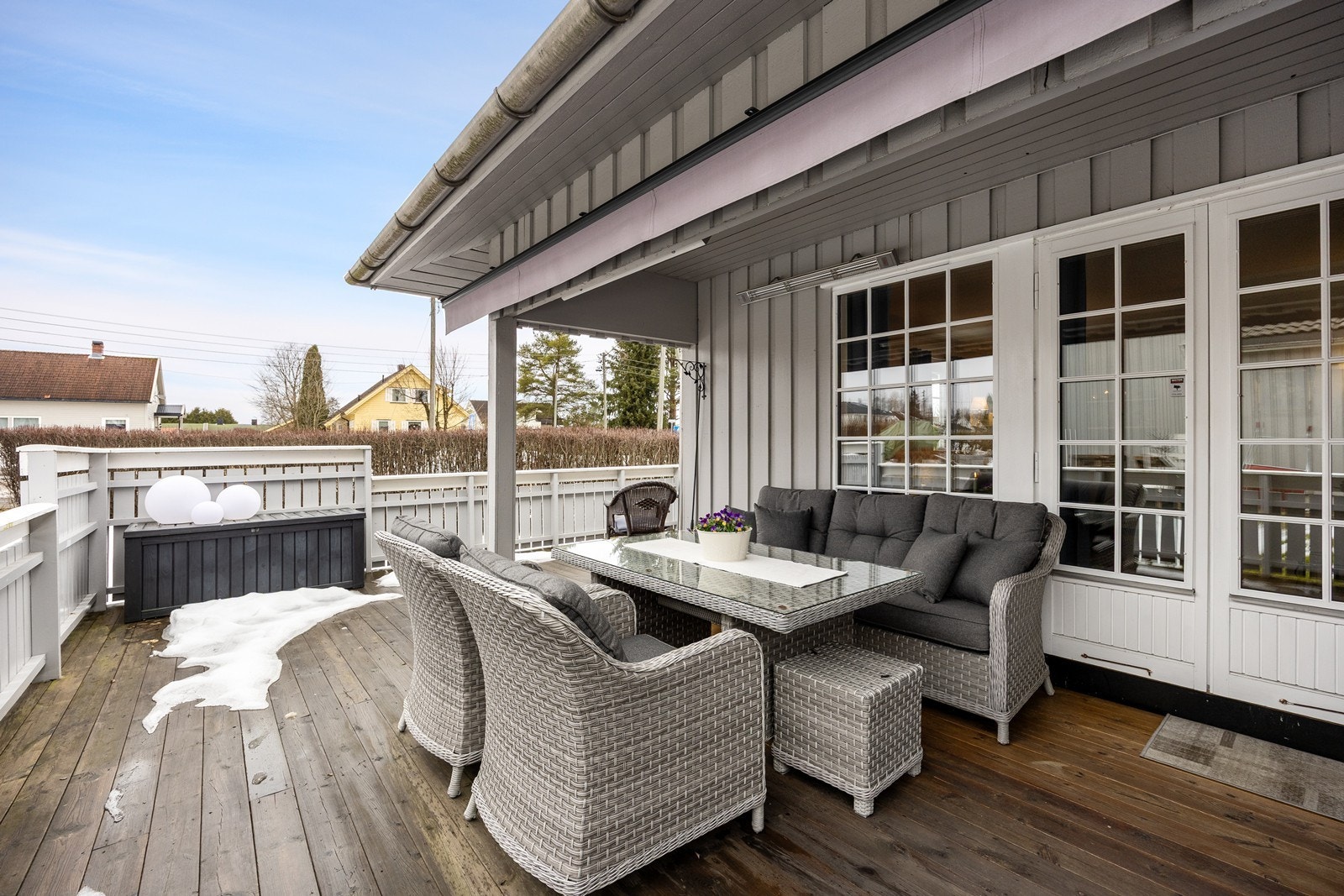 Terrassen er sørvestvendt og har gode solforhold Galleribilde