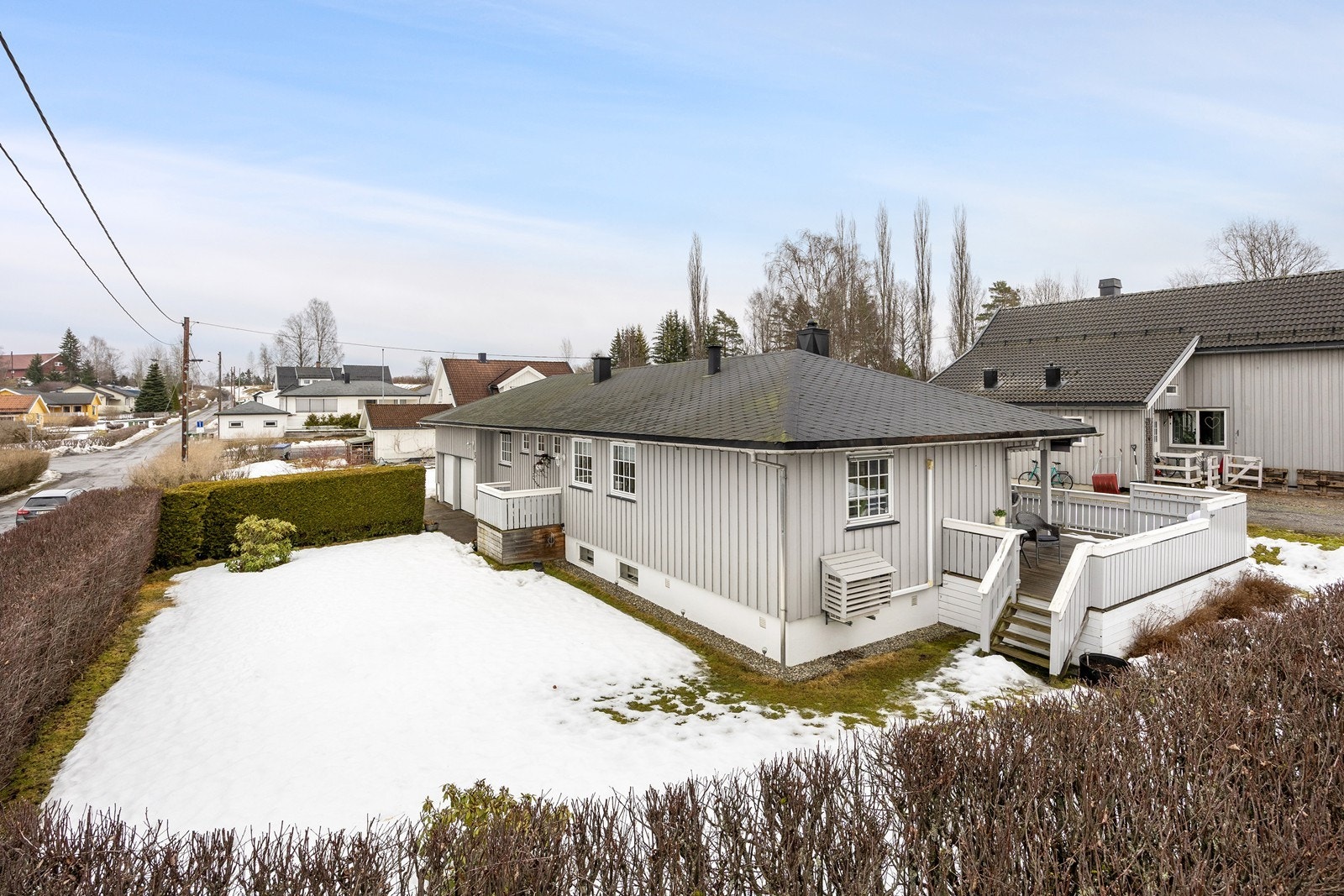 Her er det god plass til å sette opp en trampoline eller spille fotball med venner etter skolen Galleribilde