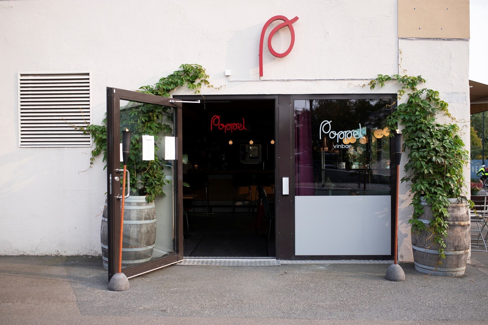 Den populære vinbaren Poppel ligger bare noen minutters gange unna. Galleribilde