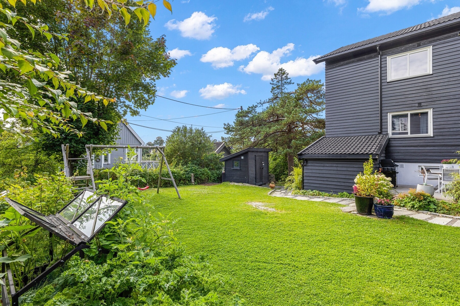 Den idylliske hagen er utarbeidet i samarbeid med landskapsarkitekt for å skape en frodig oase som bugner av bær. Galleribilde