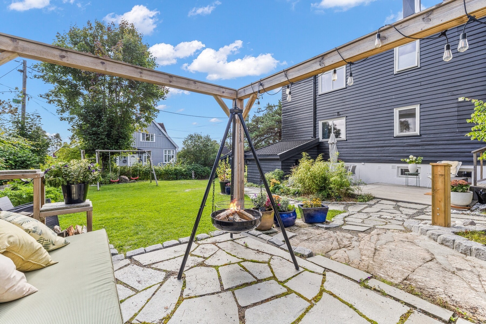 Hagen er en arkitektonisk perle med skiferbelagte stier og en stemningsfull pergola, vakkert omrammet
av granittstein. Galleribilde