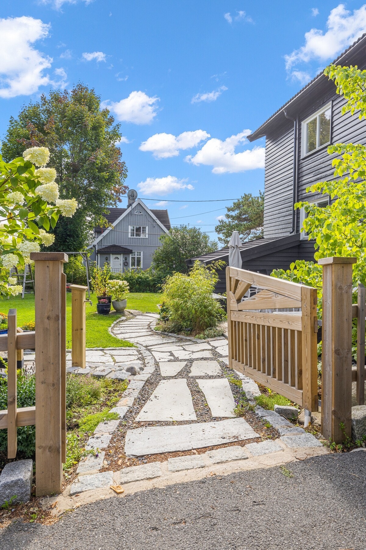 Den frodige plenen holdes perfekt av en robotklipper (som har egen "garasje" med
ladestasjon). Galleribilde