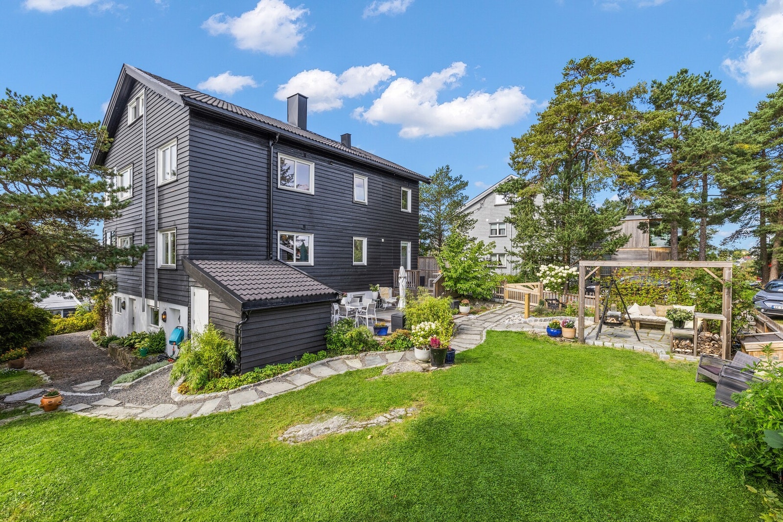 Velkommen til Fjellklangveien 7B - En familievennlig og delikat tomannsbolig. Foto: Scott Kvitberg v/Fotostallen. Galleribilde